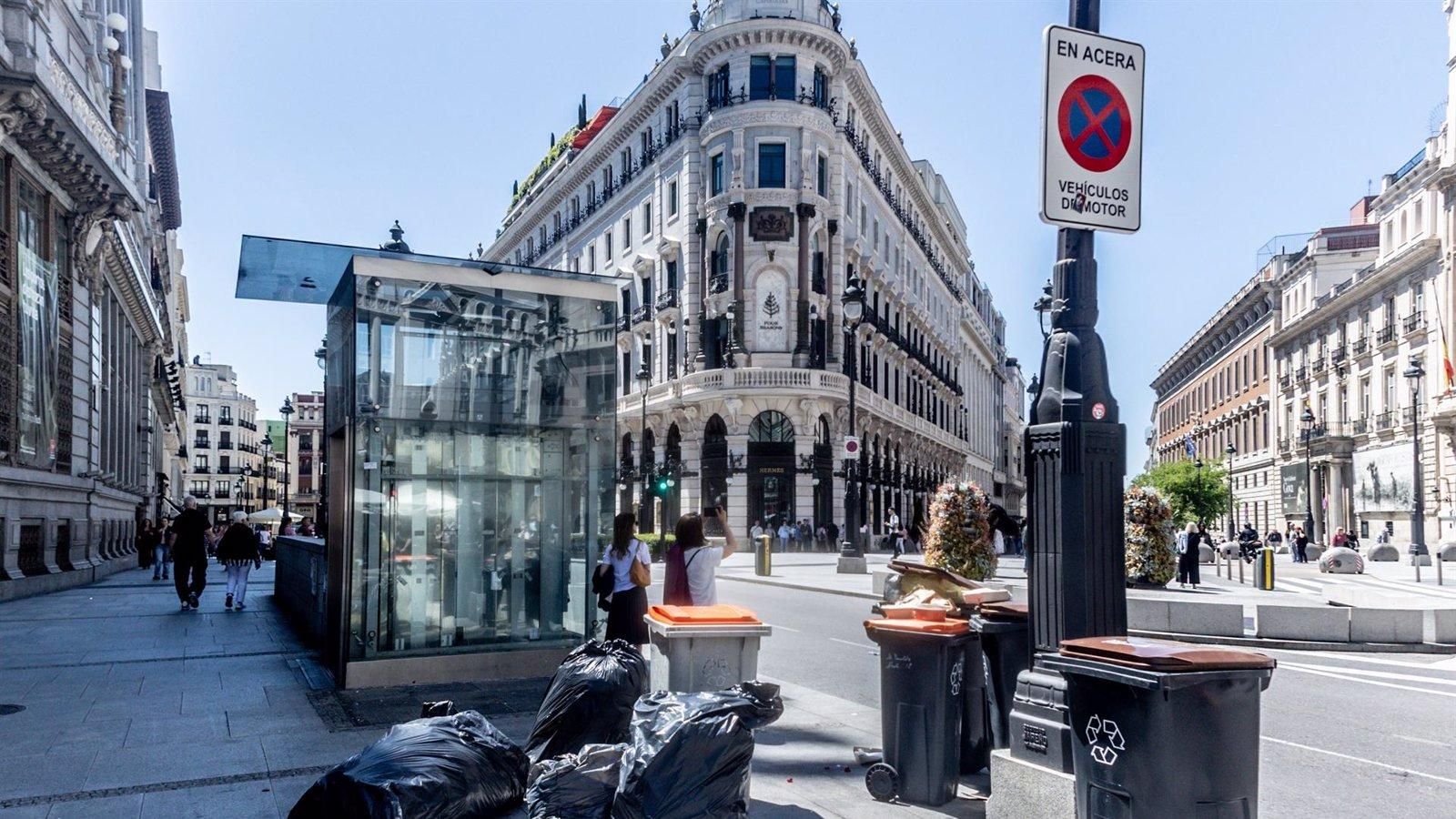Ayuso respalda a Almeida frente a la huelga de basuras en plena temporada turística