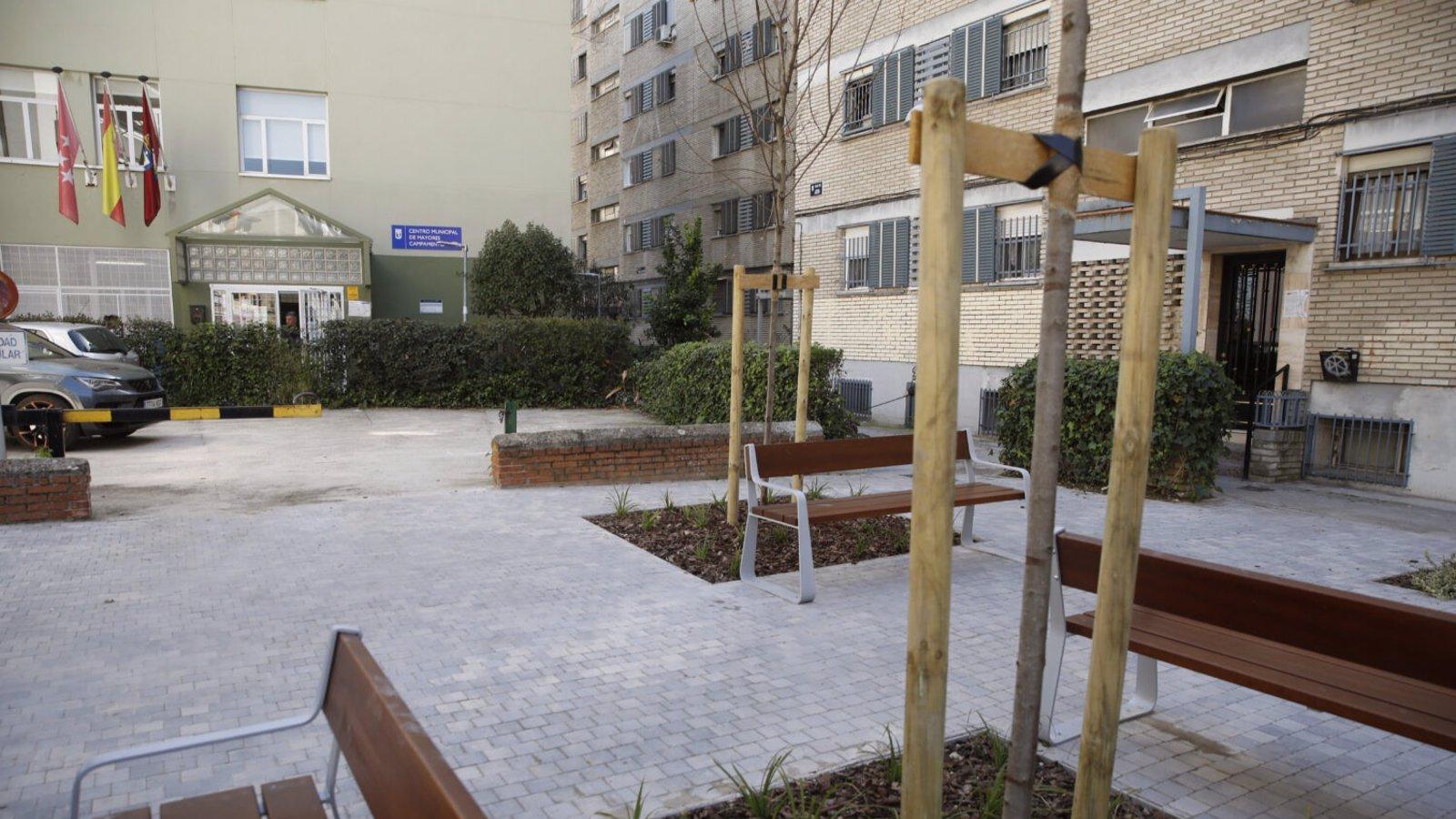 Latina renueva los accesos al colegio Hermanos Pinzón y al Centro de Mayores Campamento