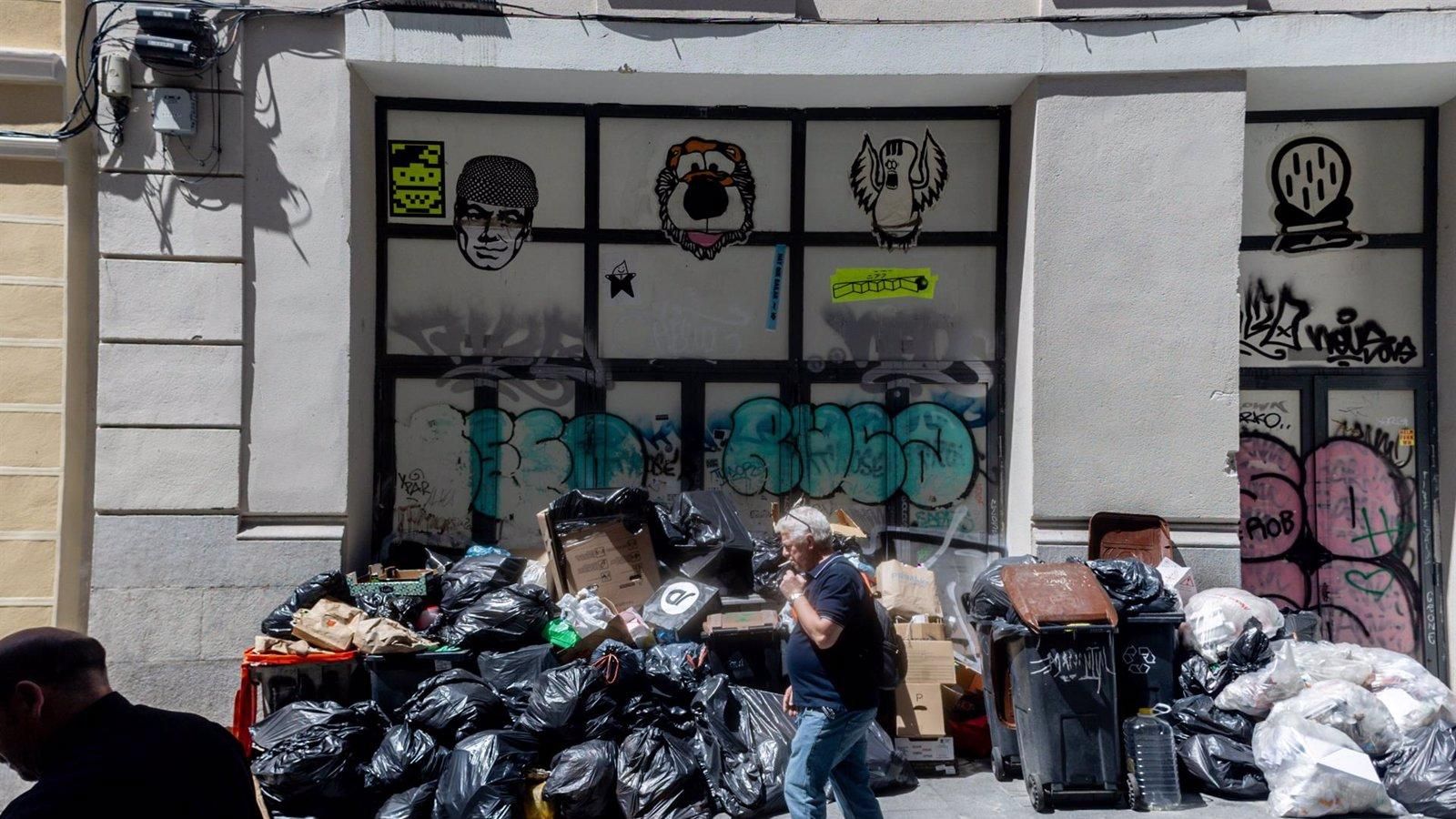 Madrid refuerza la recogida  para retirar toneladas de basura acumuladas por la huelga
