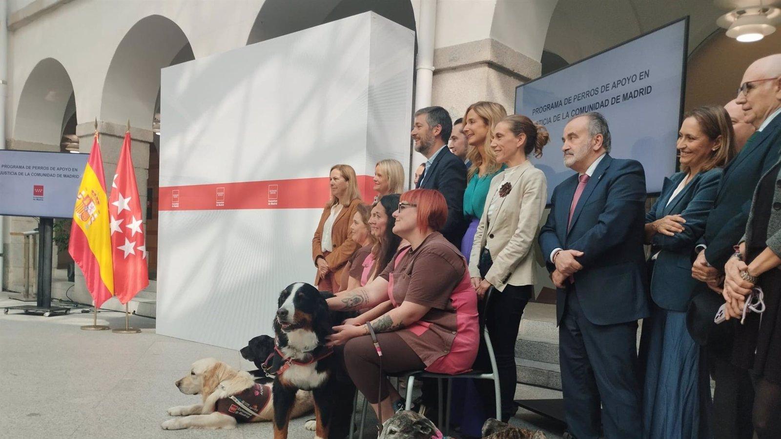Los perros de apoyo judicial ayudan ya a cerca de 800 menores en Madrid