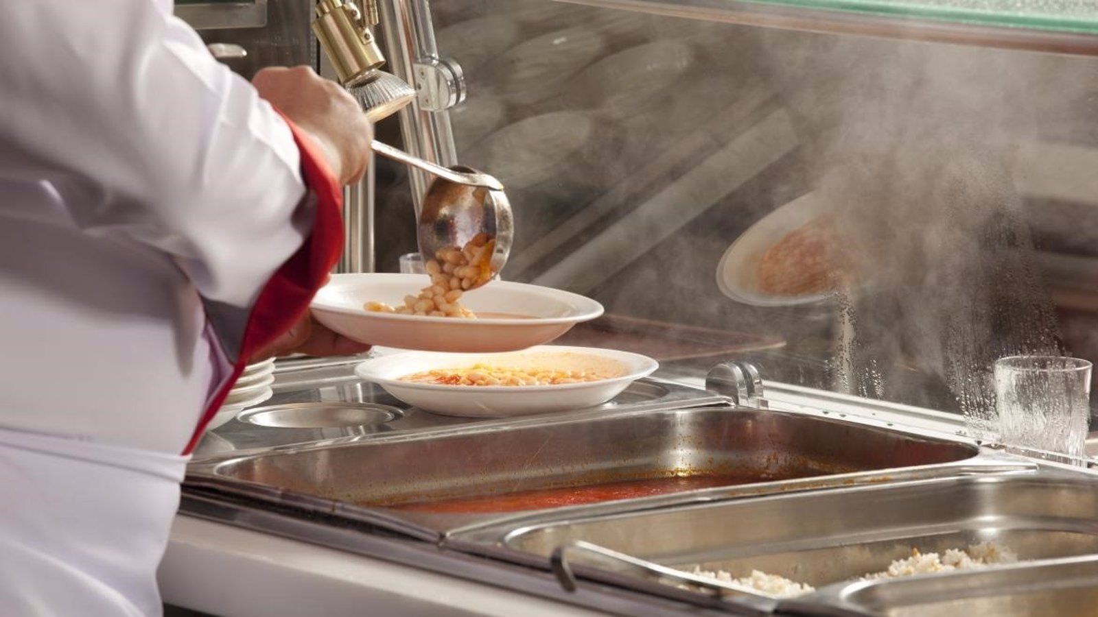 Más de 127.000 alumnos madrileños reciben becas de comedor este curso
