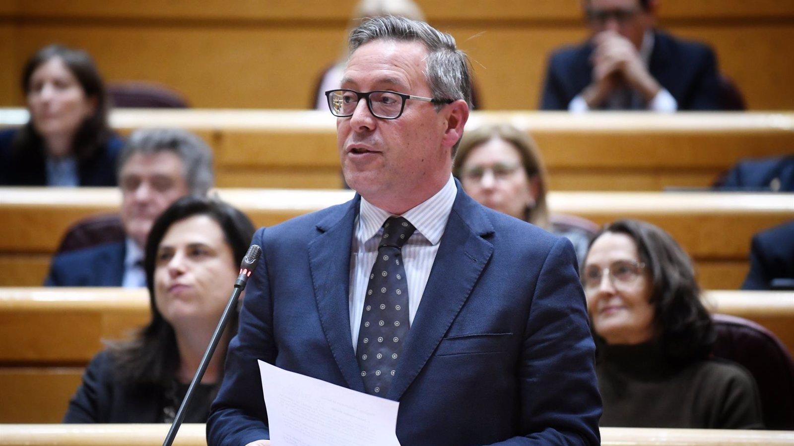 Serrano acusa a Sánchez de hipocresía por criticar a las universidades privadas tras estudiar en ellas