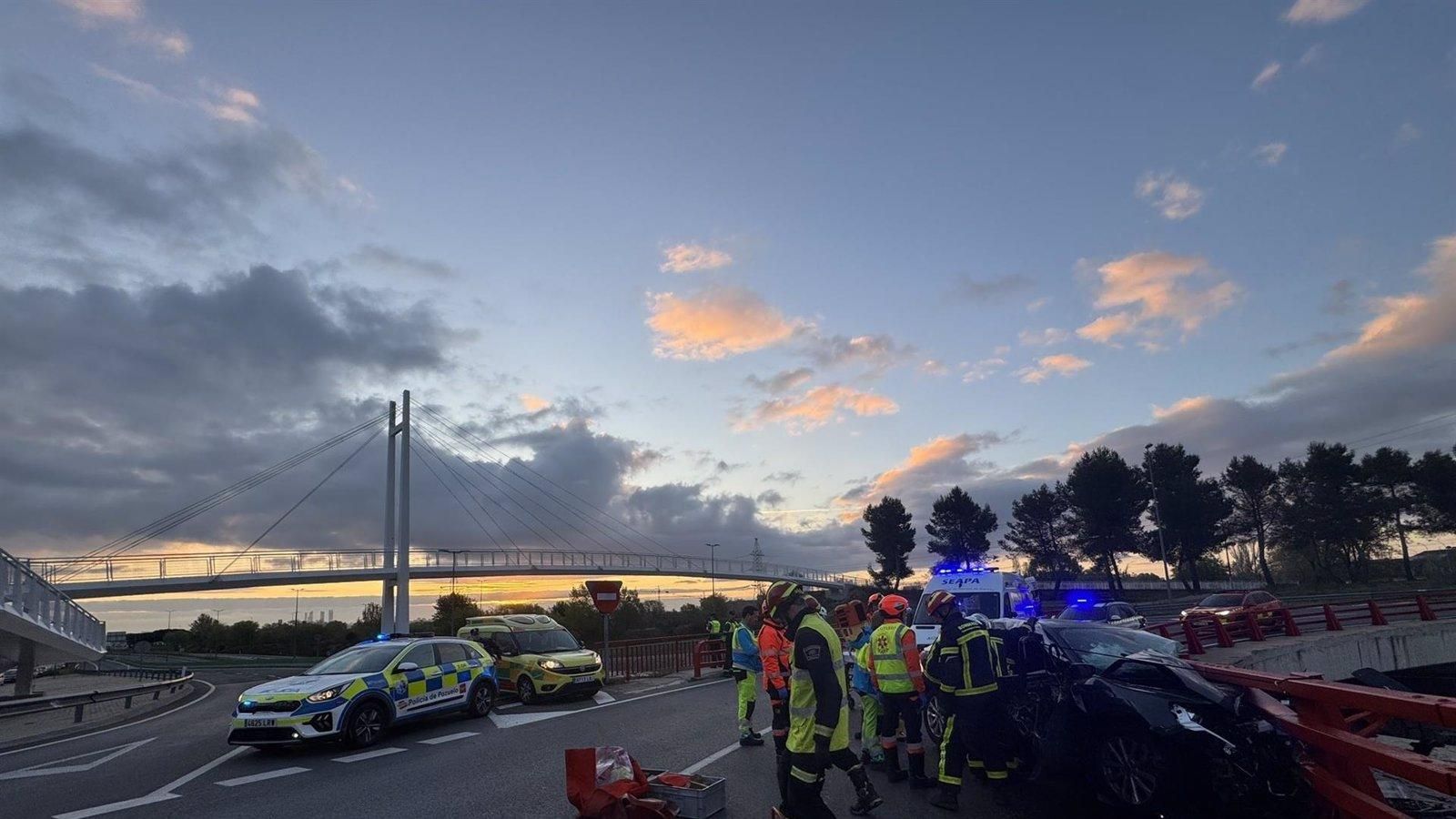 Los bomberos auxilian a un conductor tras una colisión con una barandilla en Pozuelo