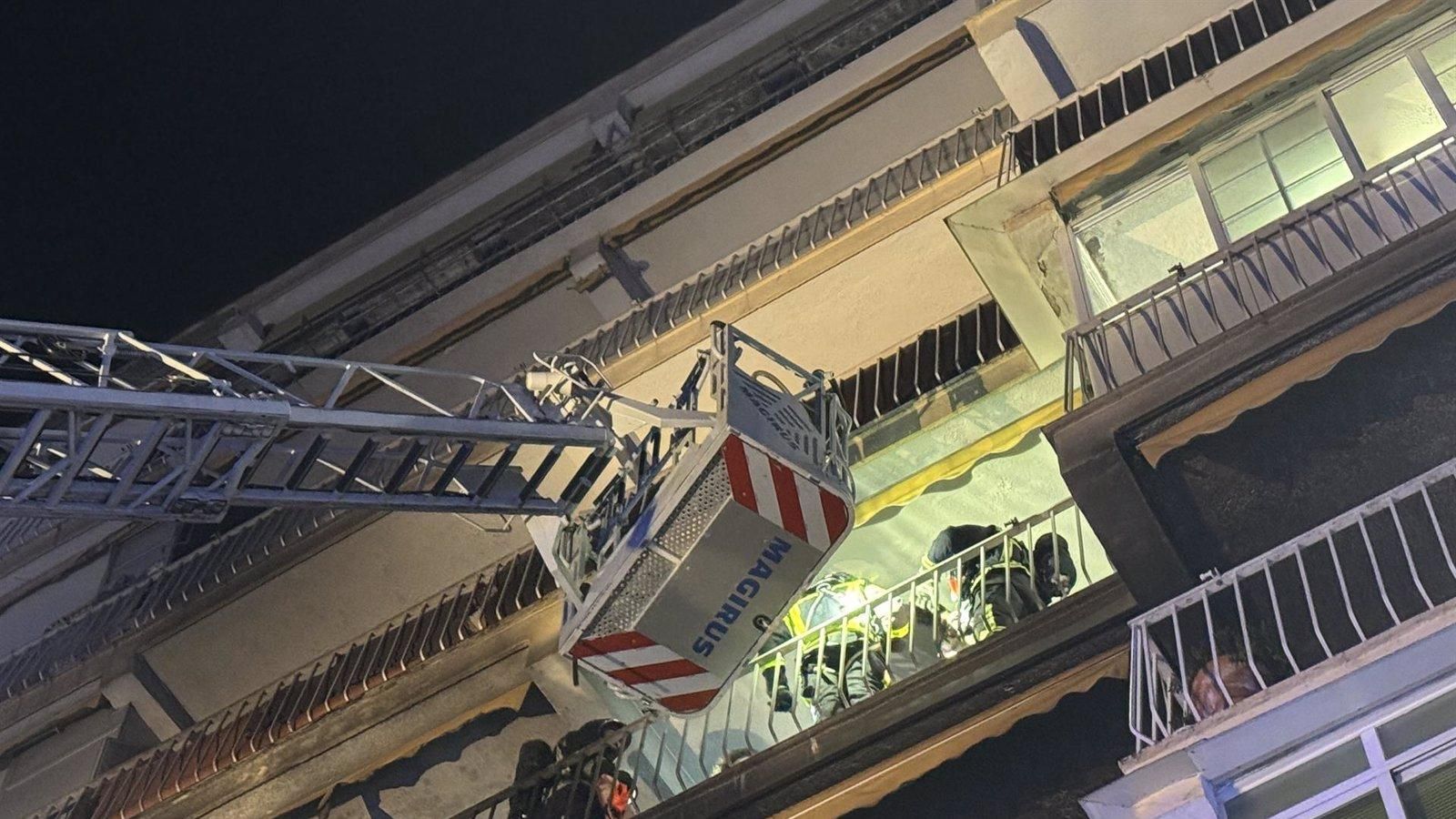 Una mujer de 57 años sufre heridas graves tras el incendio de en vivienda de Móstoles
