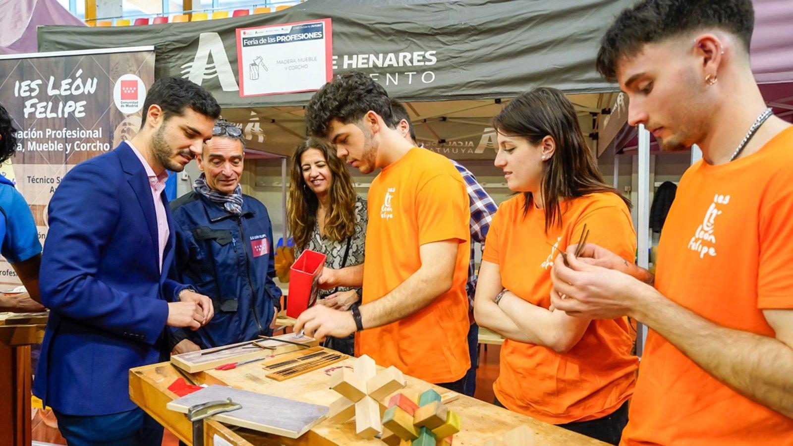 Los institutos León Felipe, Isaac Peral y Valle Inclán de Torrejón participan en la Feria de las Profesiones del Henares