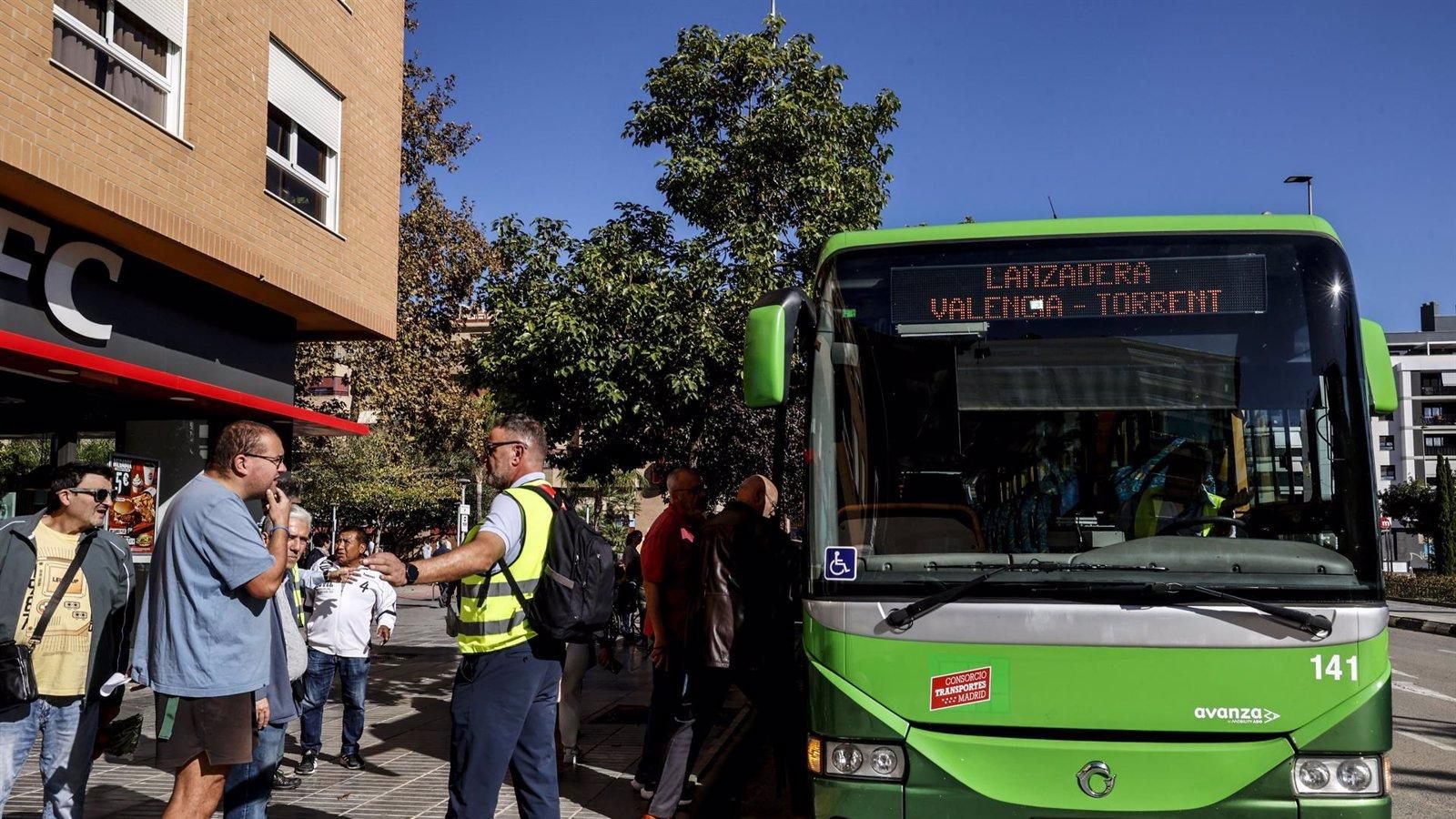 Unos conductores madrileños continúan con su apoyo en la recuperación del transporte en Valencia