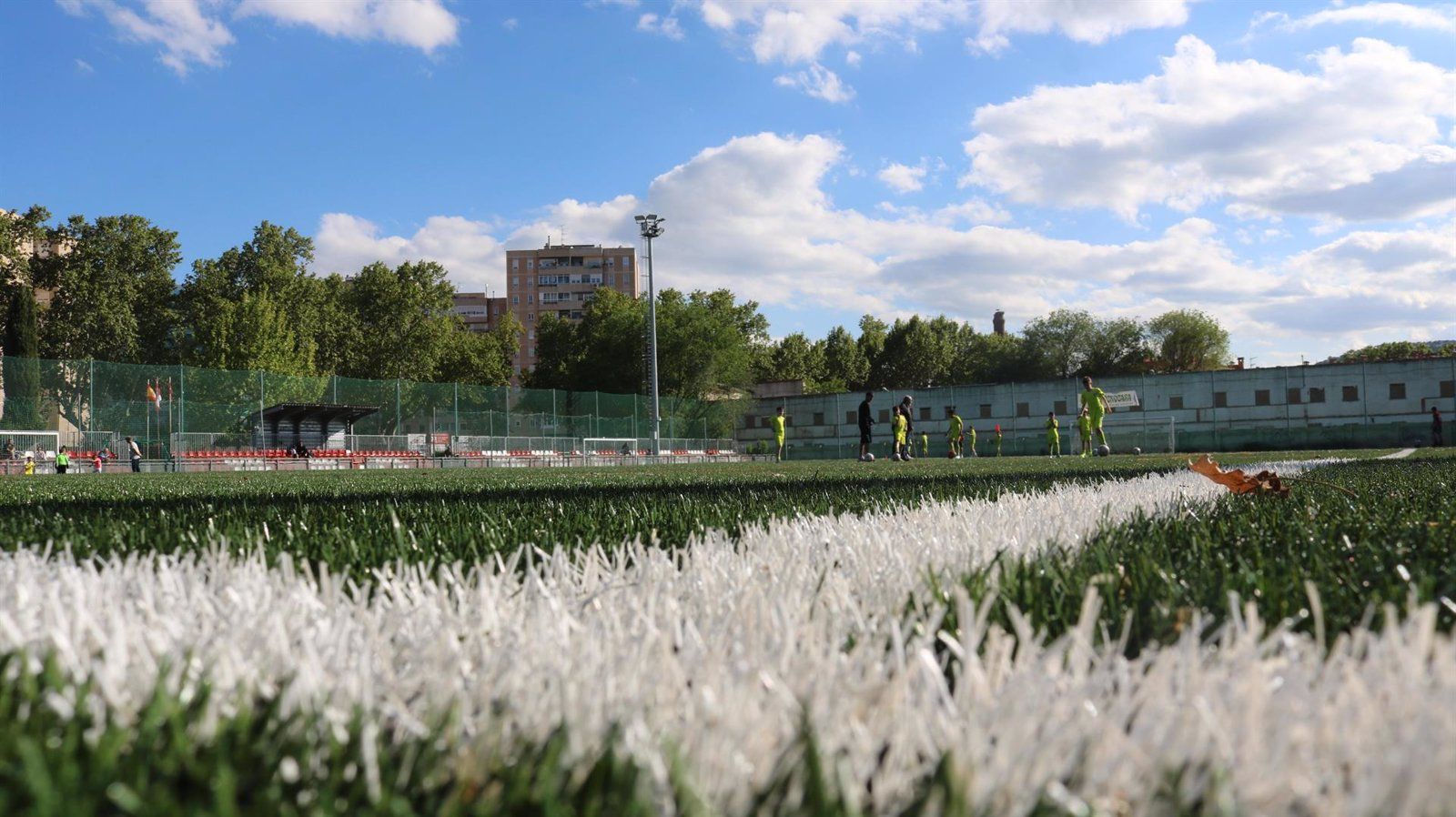 Los vecinos de Alcalá de Henares ya disfrutan de un nuevo césped artificial en el campo municipal Jorge Ángel González
