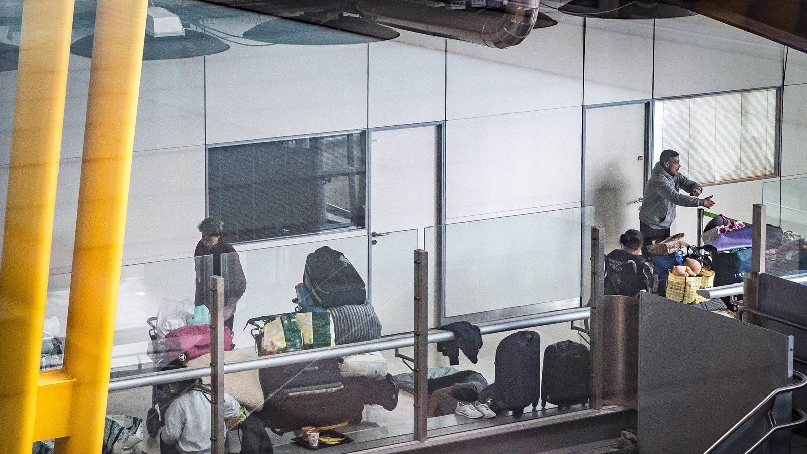 Almeida acusa a Aena de “escudarse en las competencias” y exige una respuesta coordinada por las 400 personas que duermen en Barajas