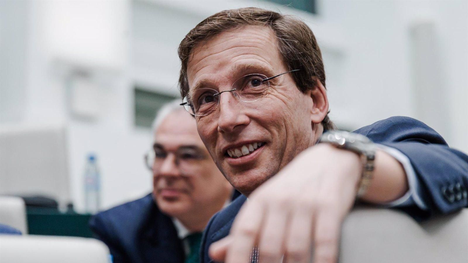 Almeida rozaría los 31 concejales y el PSOE superaría a Más Madrid, según las encuestas