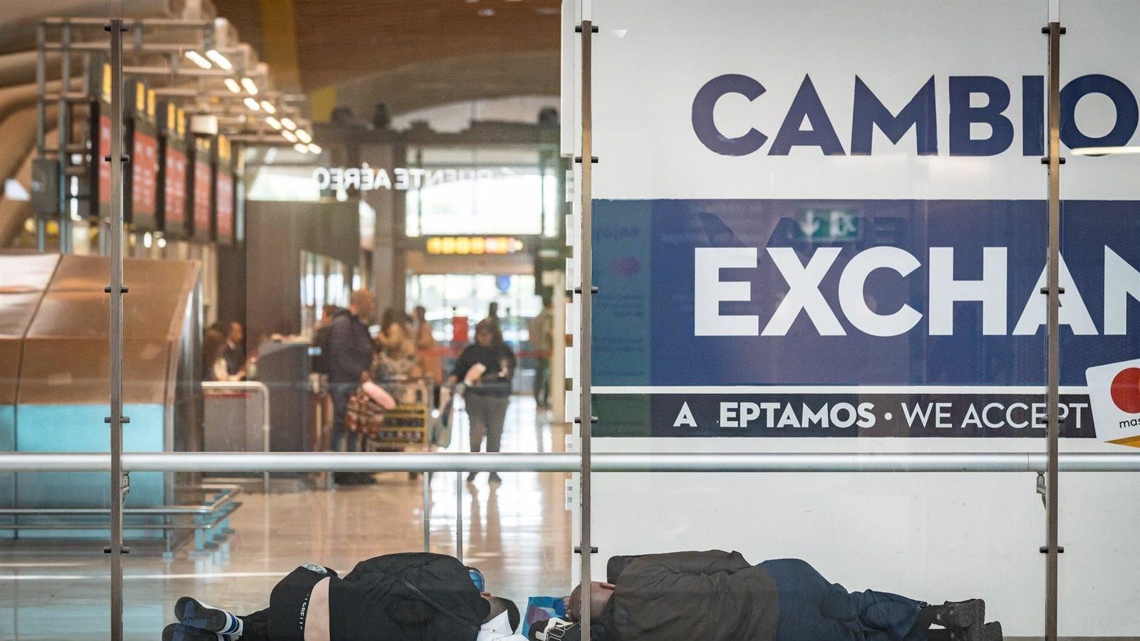 Madrid amenaza con ir a los tribunales si el Gobierno no asume su deber en Barajas