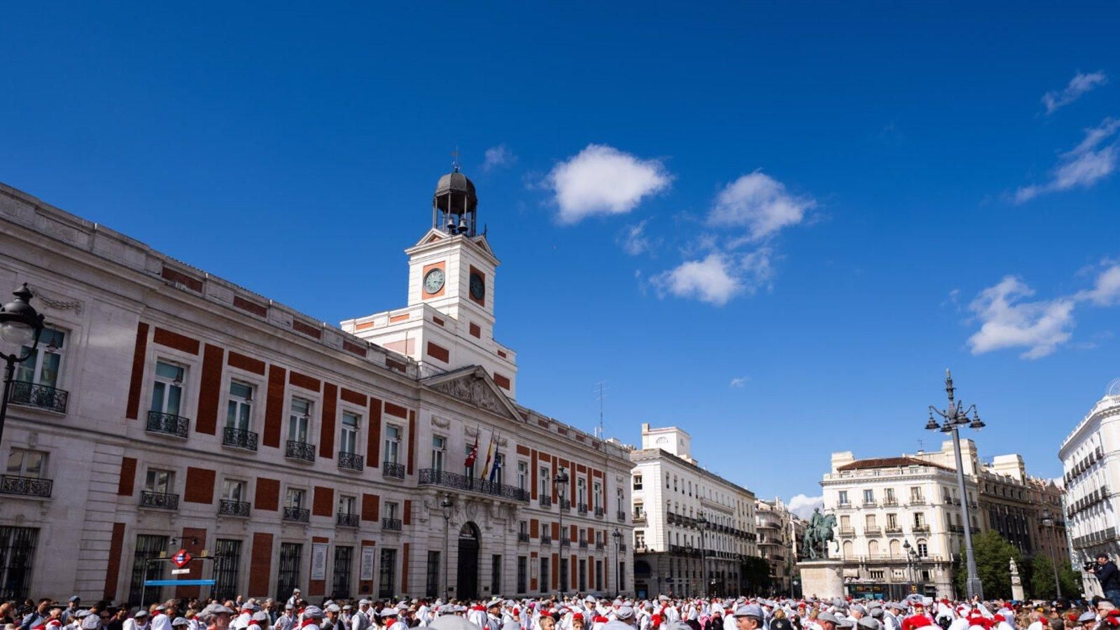 Centenares de madrileños y visitantes se suman al pasacalles más castizo de las Fiestas de San Isidro