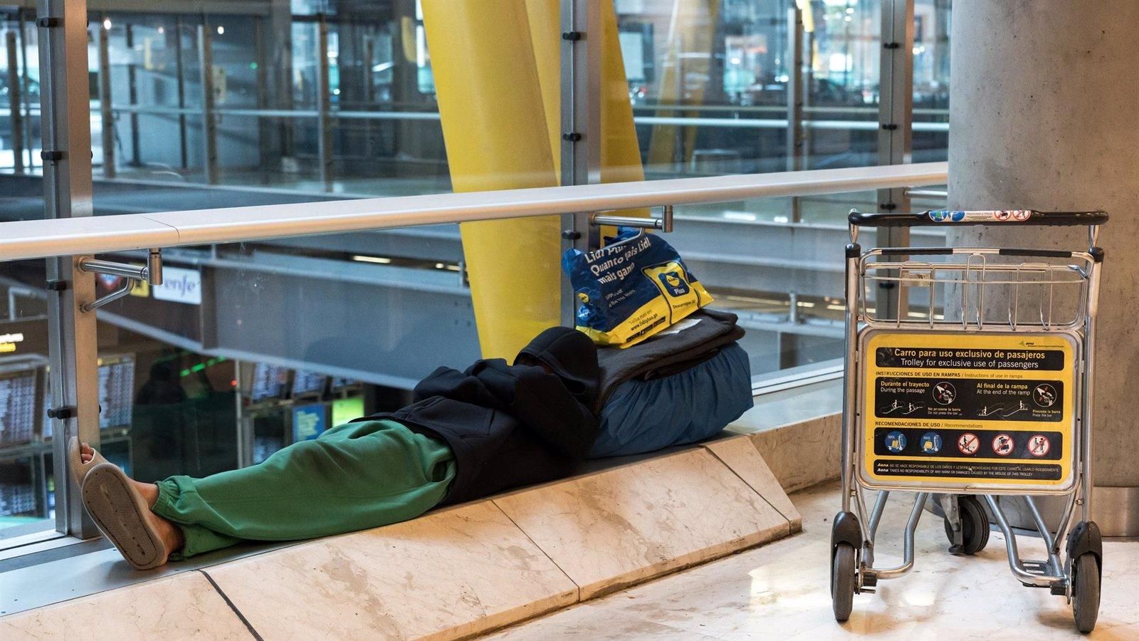 La Comunidad de Madrid acusa a Aena de “reaccionar tarde y mal” ante la crisis de sinhogarismo en Barajas