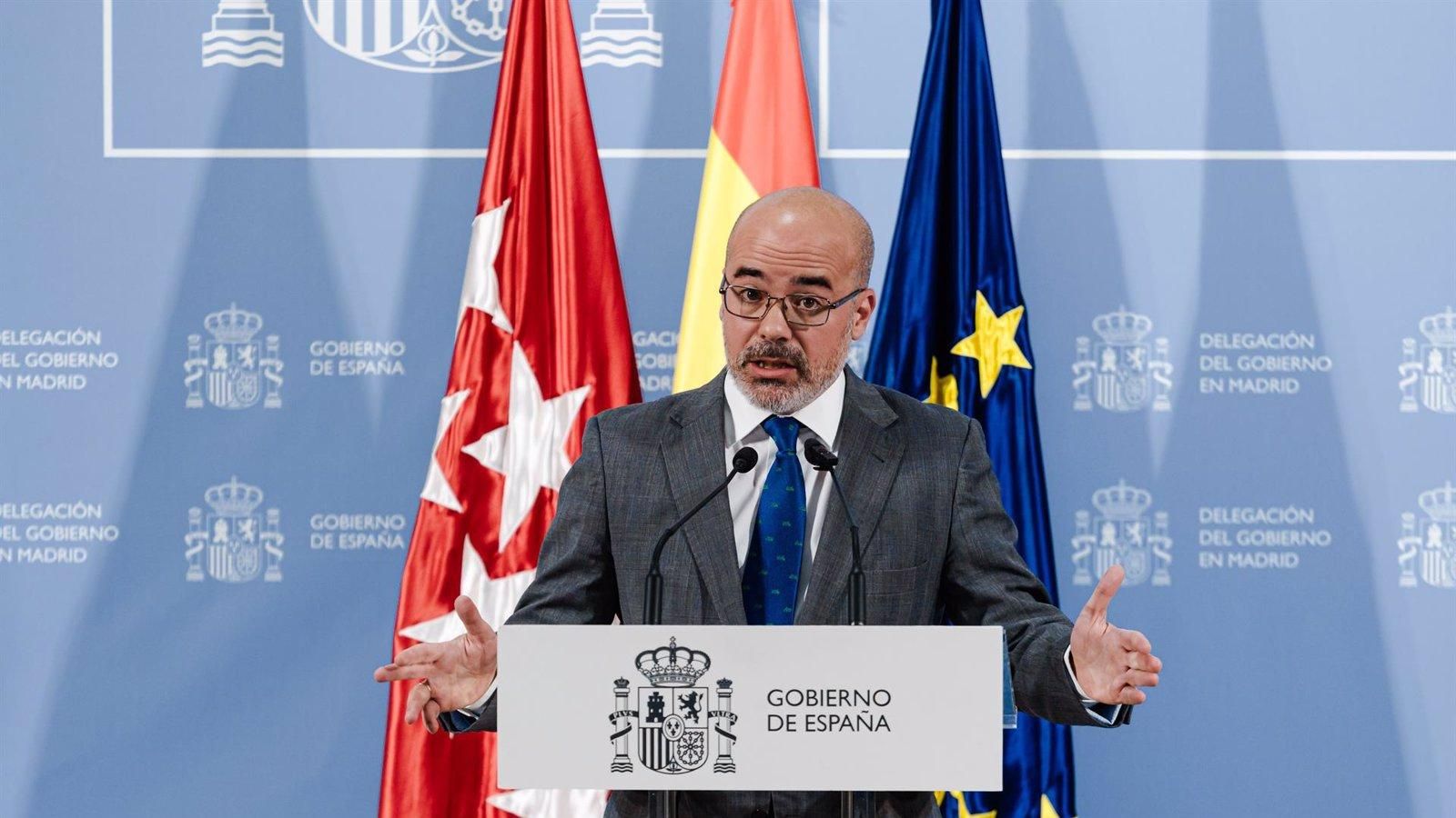 Cruce de acusaciones entre el delegado del Gobierno y Más Madrid por la concentración frente al centro de menas de Hortaleza