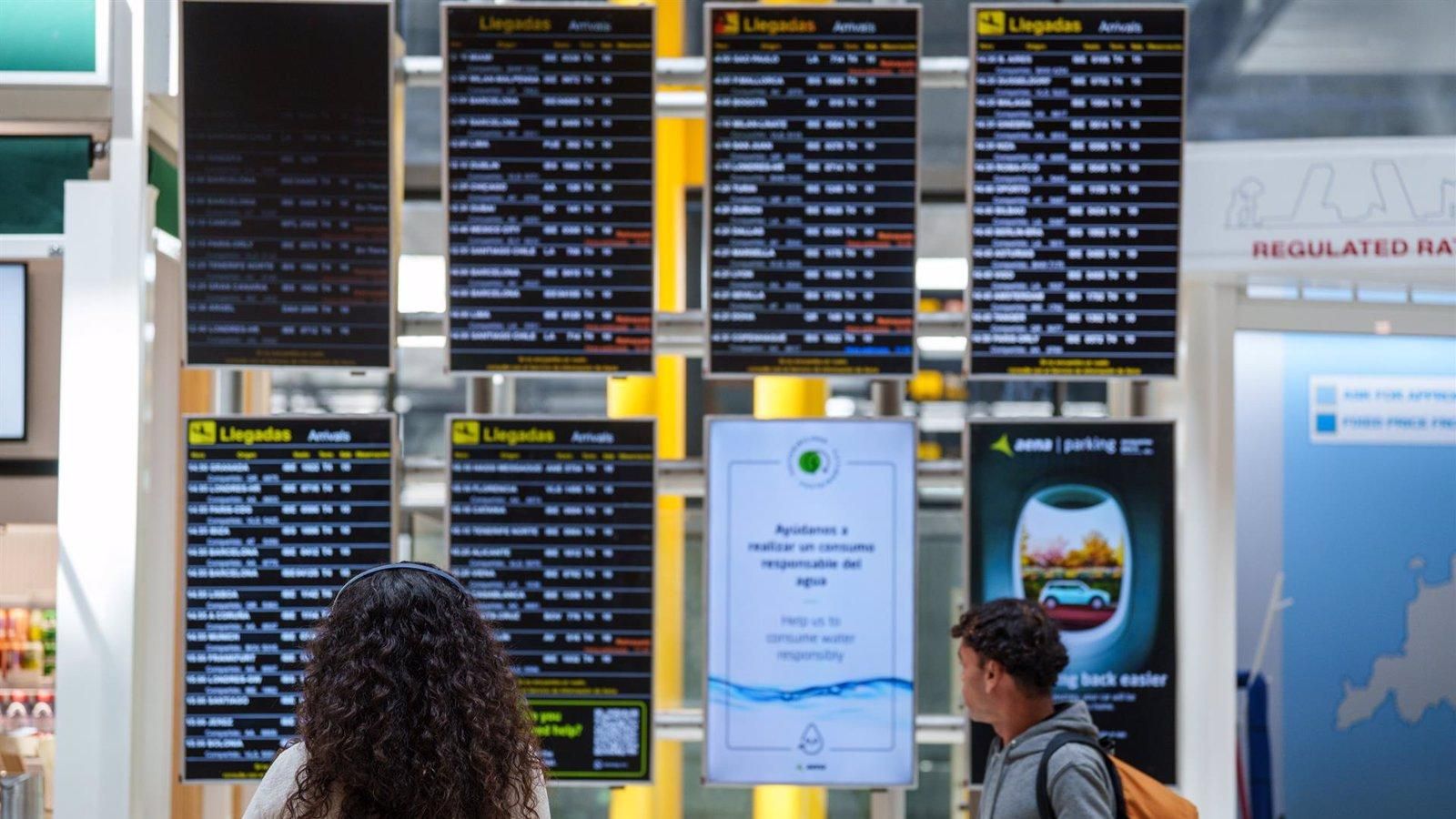 Sanz exige al Gobierno que asuma su responsabilidad ante la crisis humanitaria en Barajas