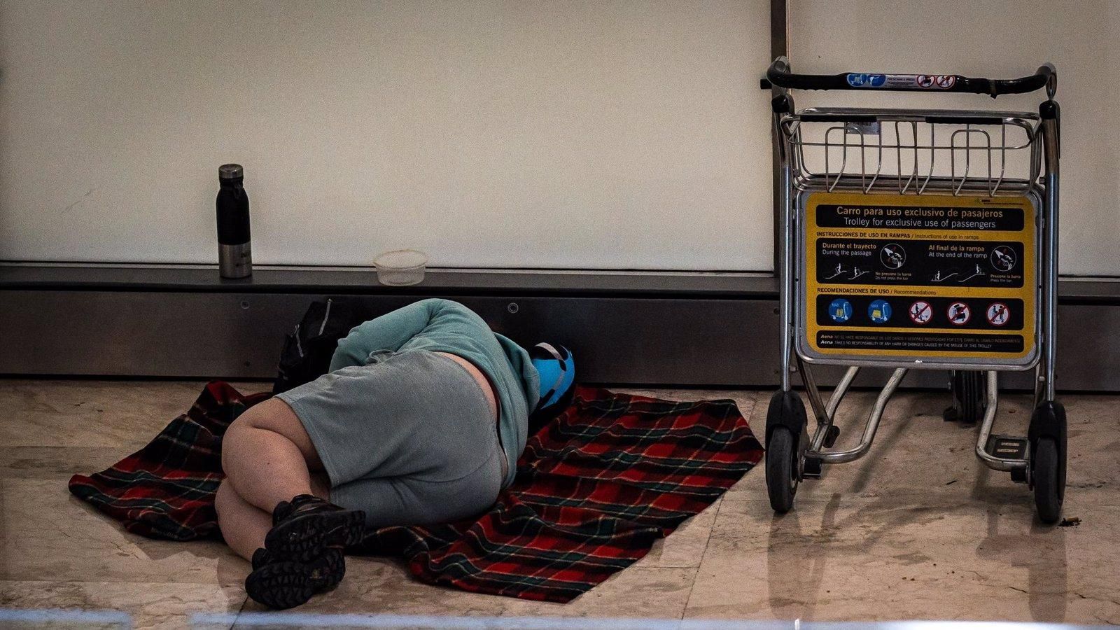 Madrid monitoriza a un centenar de personas sin hogar en Barajas pero casi ninguna acepta la ayuda municipal