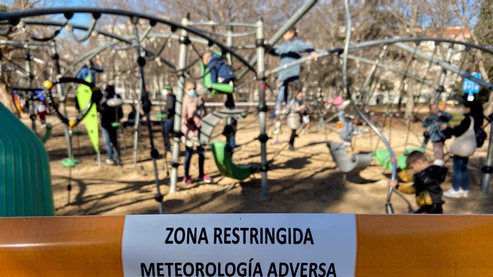 El Retiro y otros ocho parques restringirán zonas este viernes al activarse la alerta amarilla