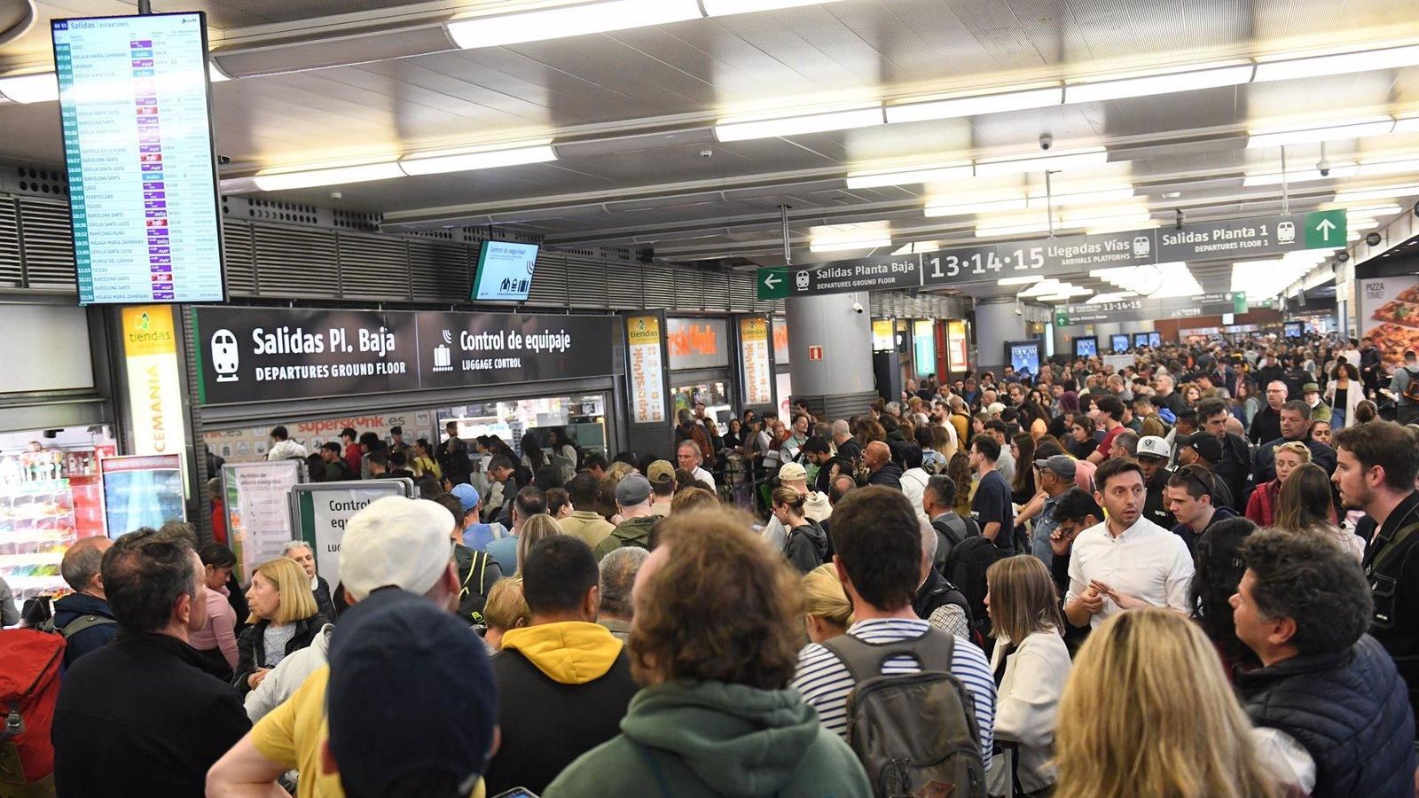 La Comunidad de Madrid exige explicaciones por las incidencias en el AVE y la falta de transparencia del Gobierno