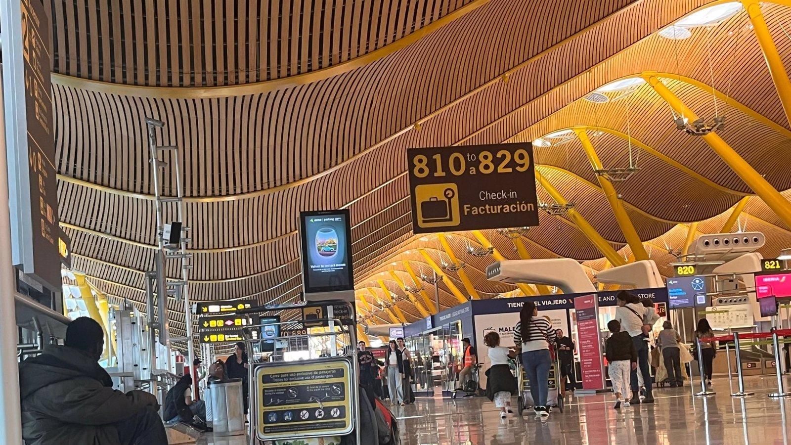 La Comunidad de Madrid exige a Aena un plan claro para las personas sin hogar que duermen en el aeropuerto