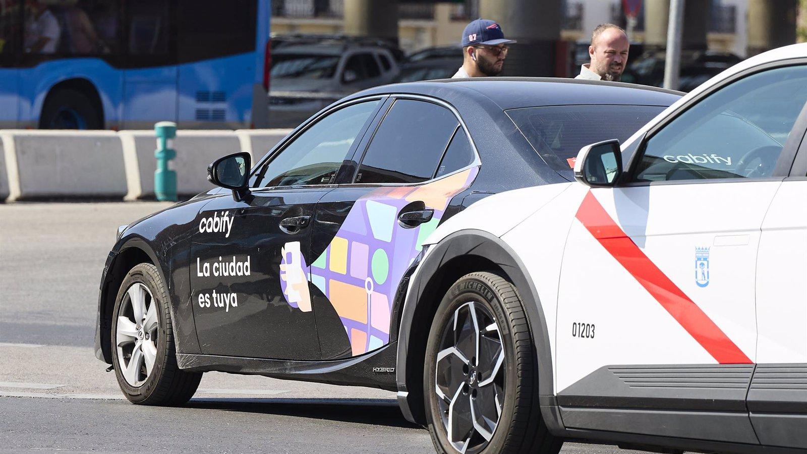 El taxi madrileño se moviliza contra las 8.500 licencias de VTC concedidas a Cabify tras años de litigio judicial