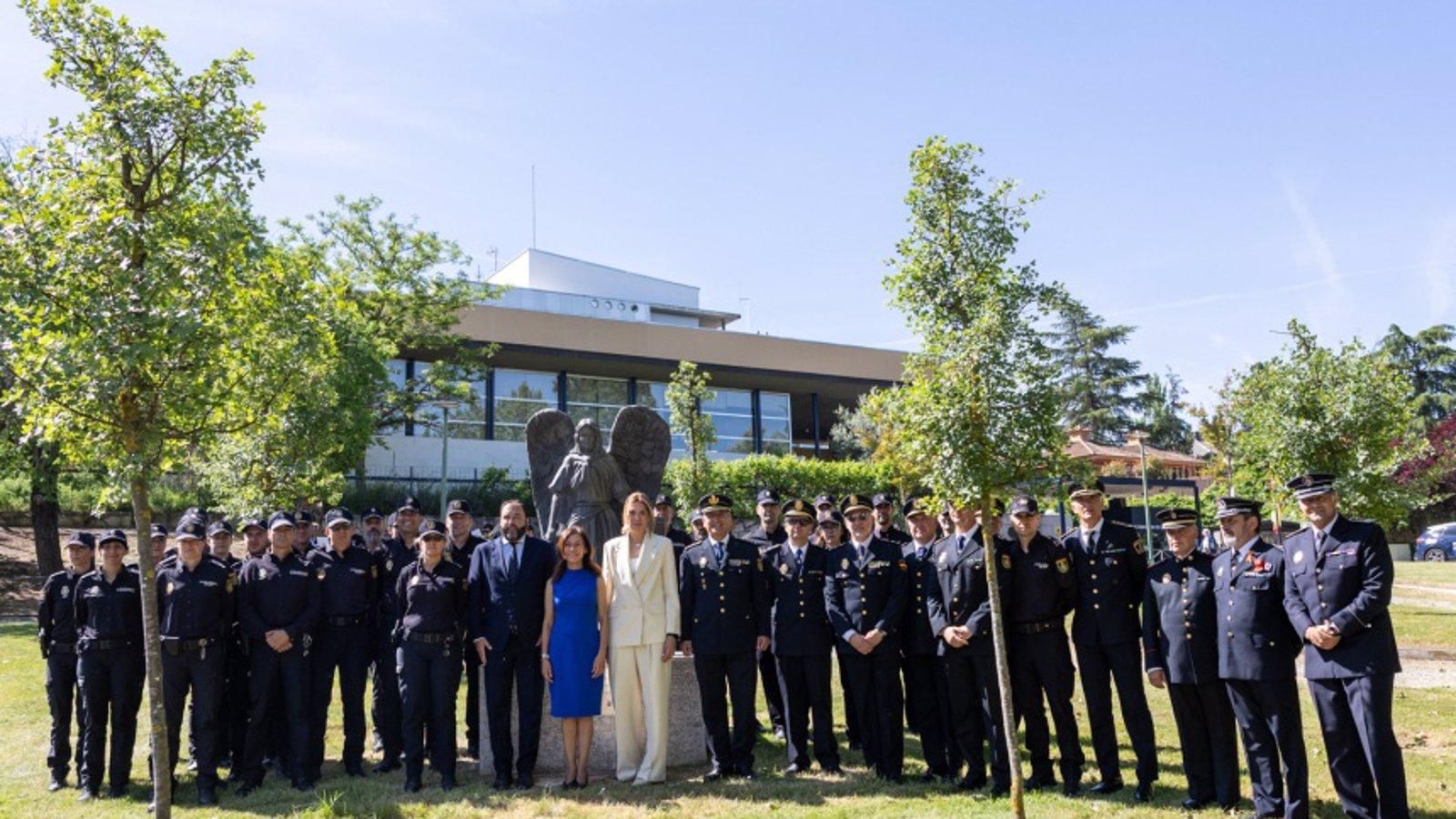 Pozuelo reconoce la labor de la Policía con una escultura del Ángel Custodio frente a la Comisaría