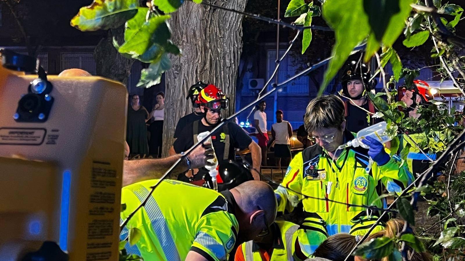 Joven en estado crítico tras caerle una rama de árbol en Carabanchel