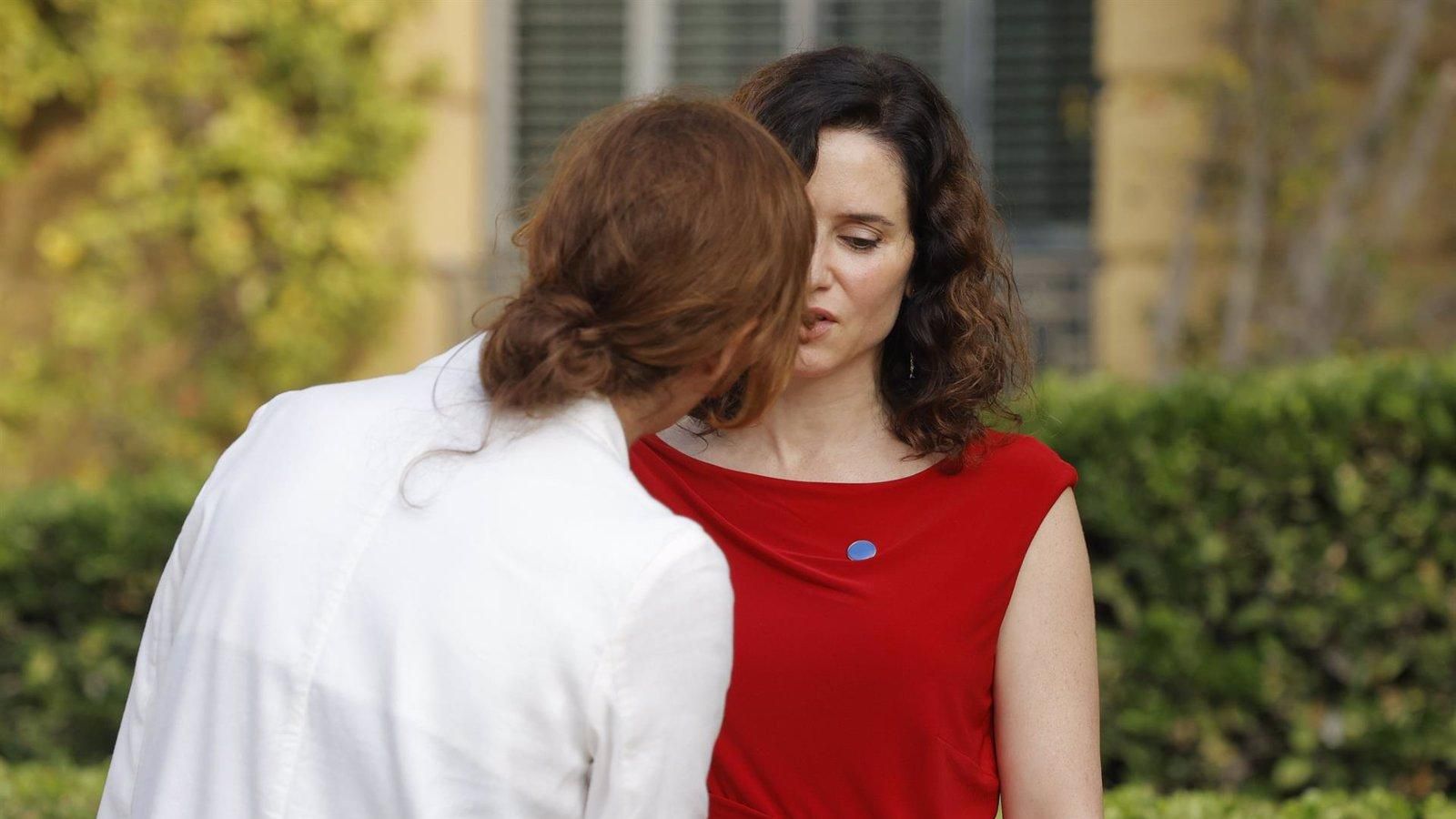 Ayuso no quiere que le dé dos besos una persona que la llama 