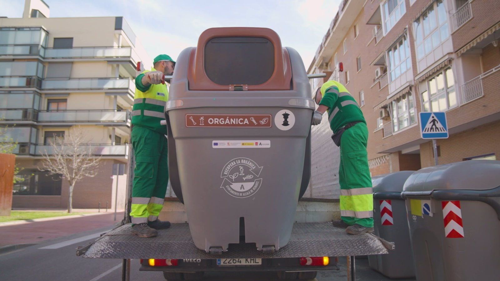 Alcalá de Henares instala 90 nuevos contenedores marrones para mejorar el reciclaje orgánico