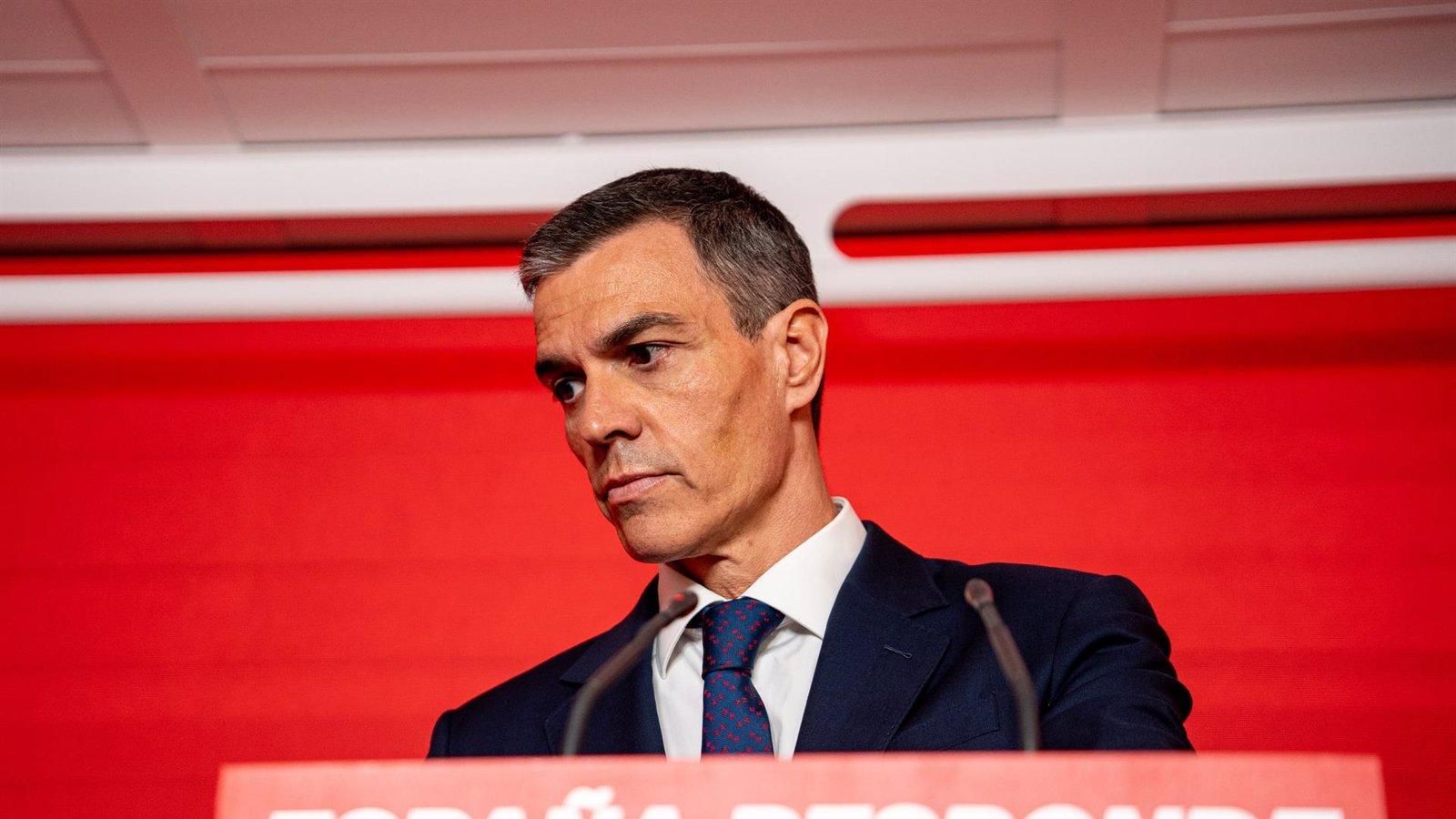 Almeida acusa a Sánchez de prolongar la agonía del PSOE con una "patada p’alante" tras el escándalo de corrupción