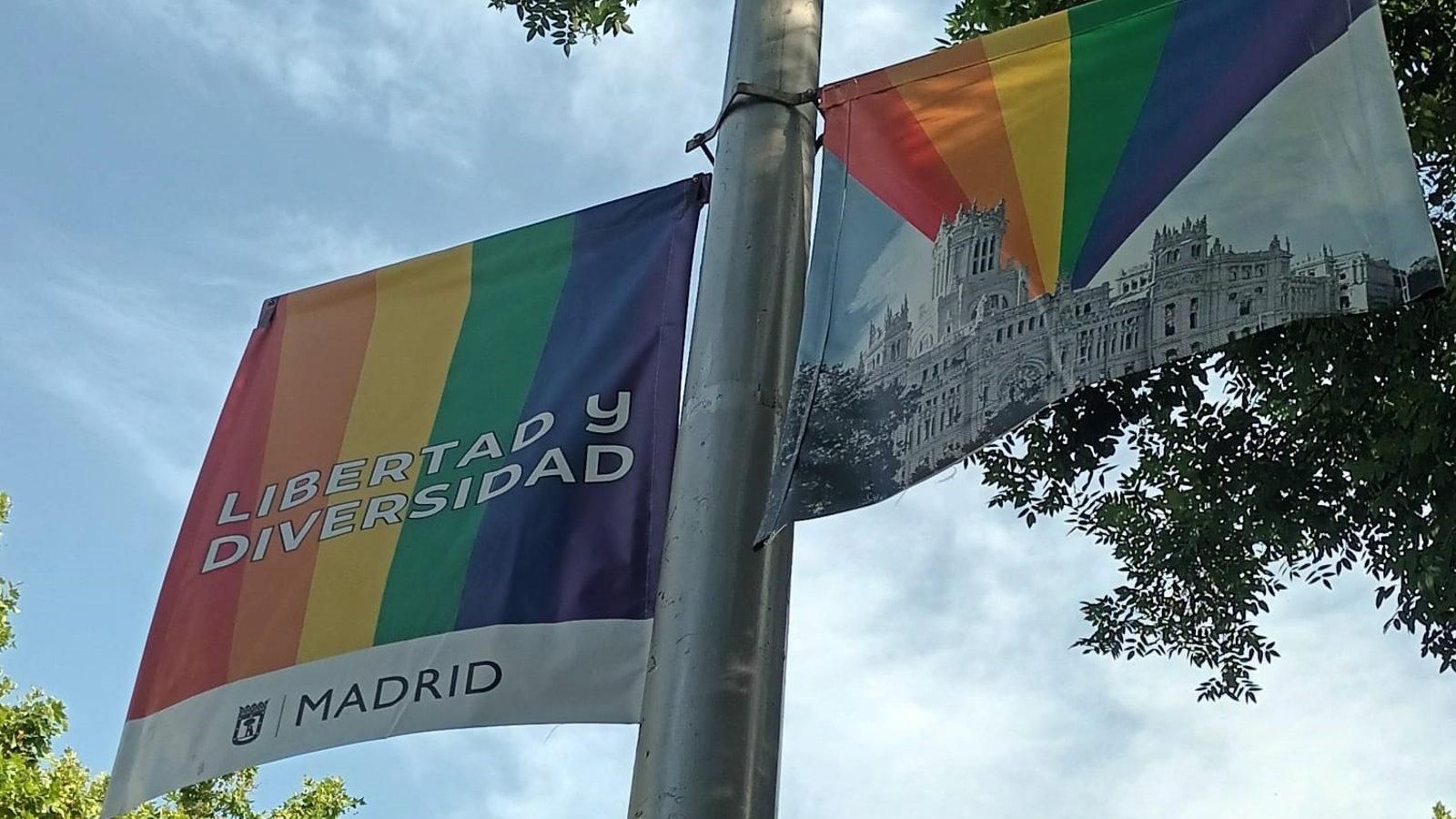 Almeida no colgará la bandera LGTBI pero sí iluminará la fachada de Cibeles