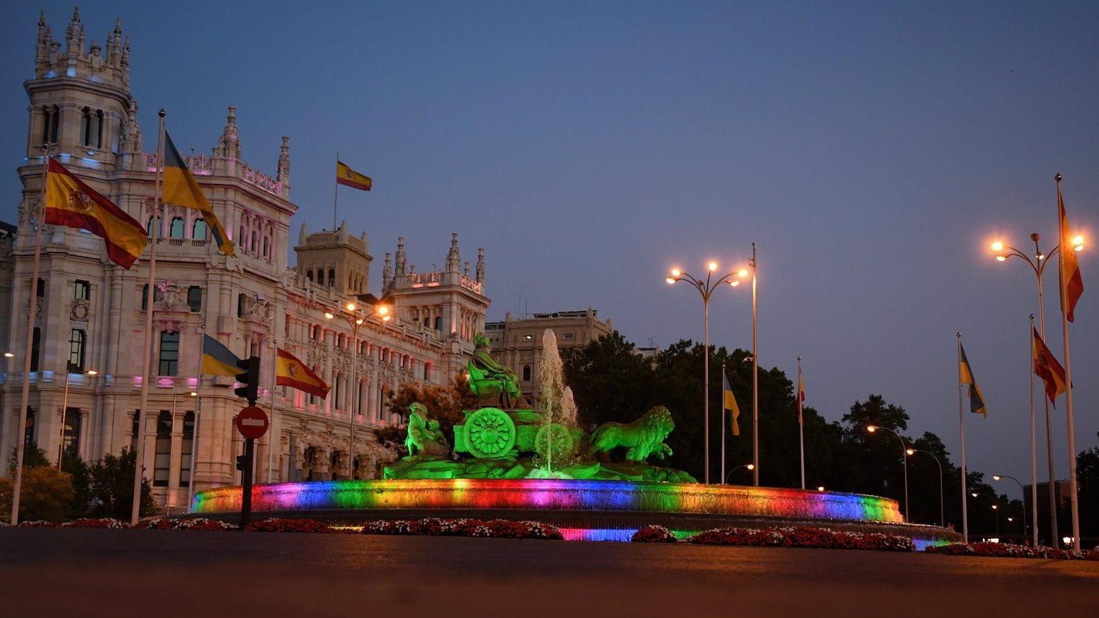 Madrid reafirma su neutralidad institucional y no exhibirá la bandera LGTBI en Cibeles
