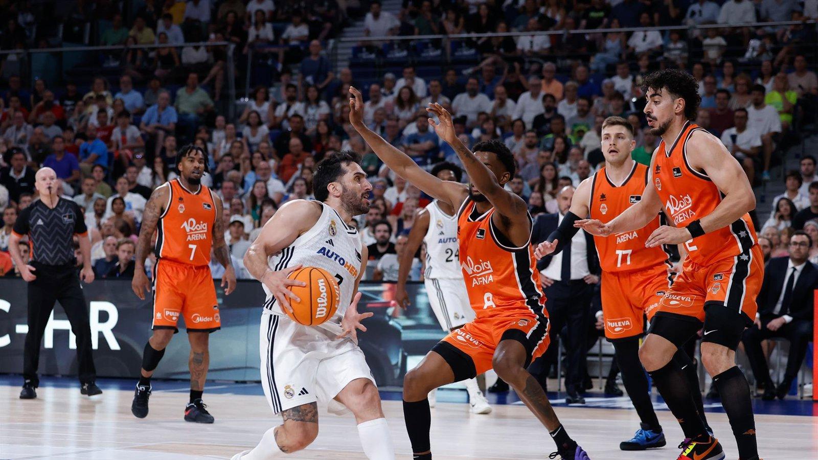 El Real Madrid roza el título tras vencer al Valencia Basket en la prórroga (102-96)