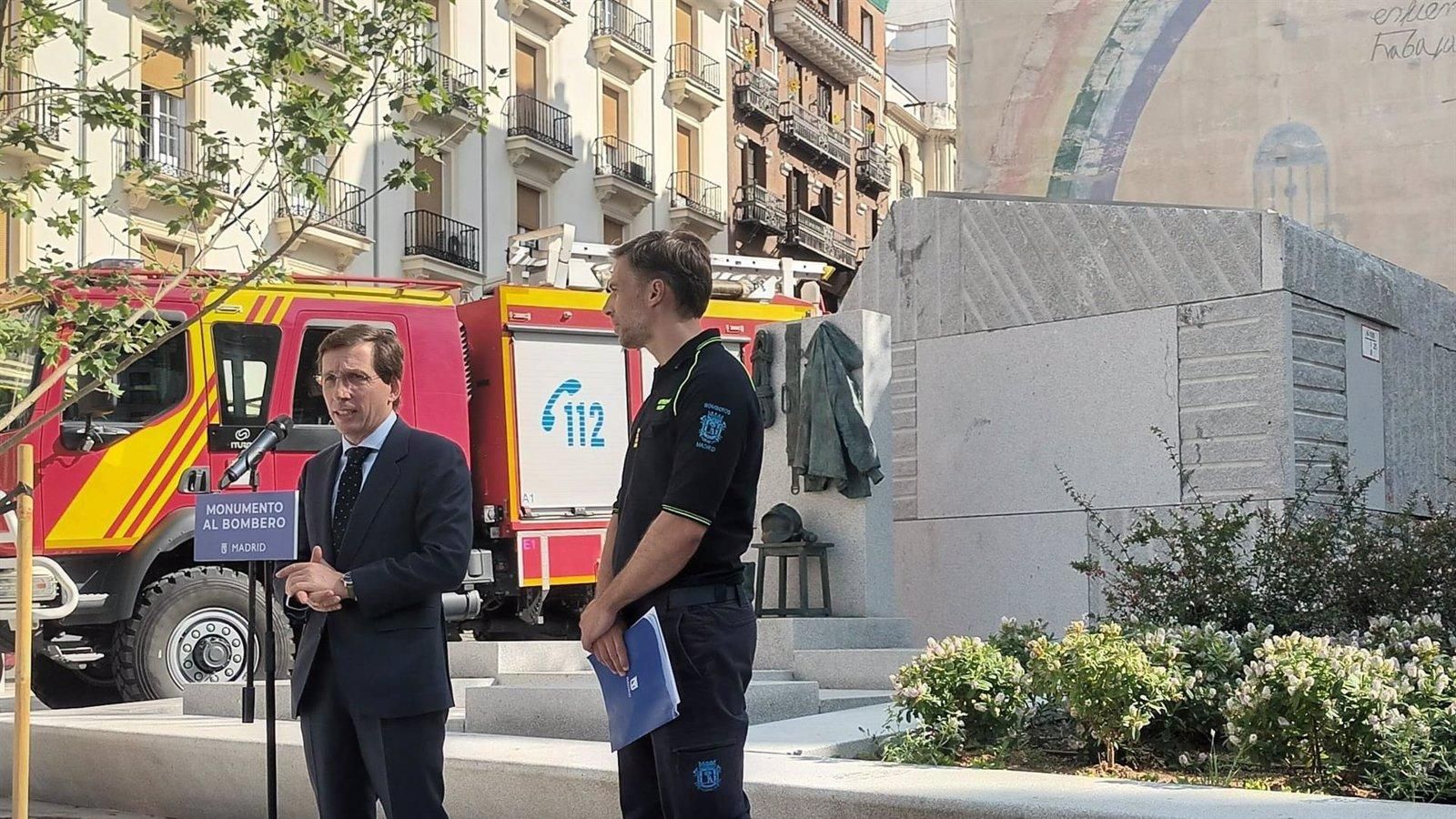 Madrid recuerda con una escultura a los diez bomberos fallecidos en los Almacenes Arias