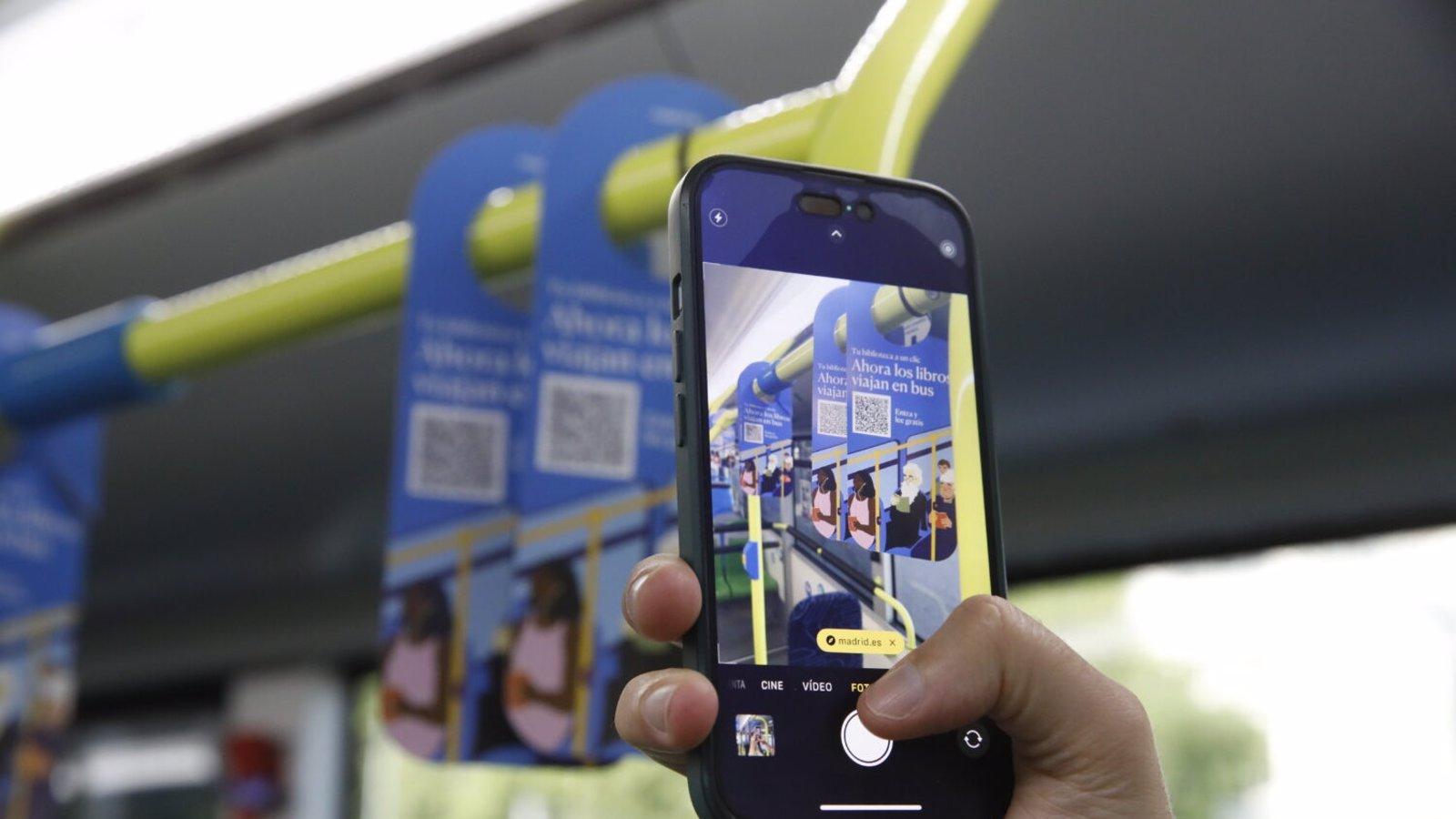 La EMT incorpora libros gratis en 300 autobuses con códigos QR