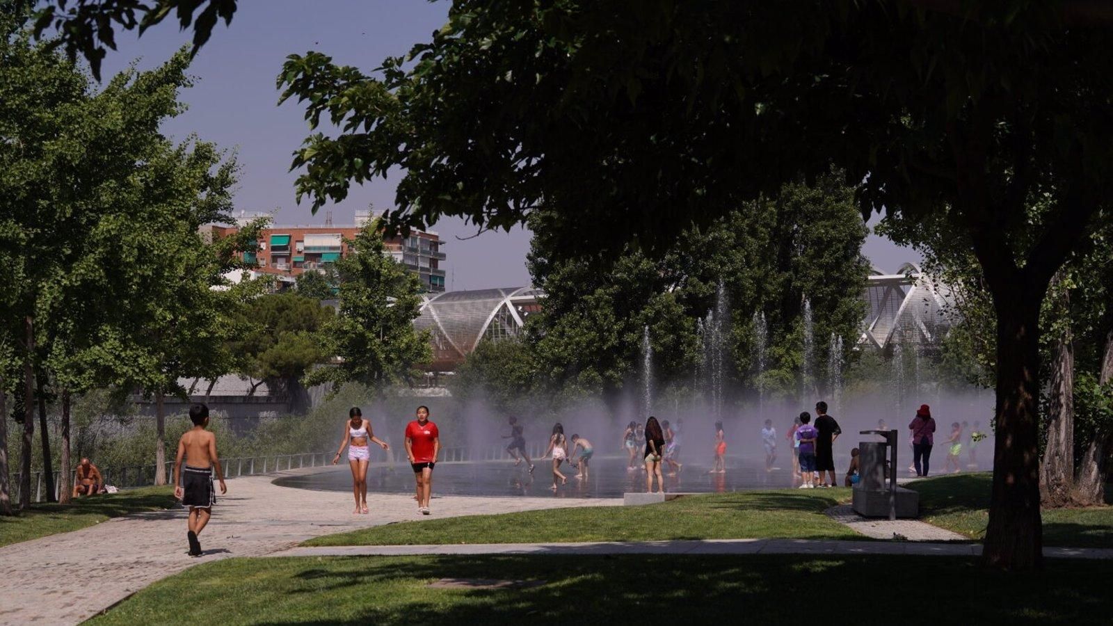 Madrid activa la ‘playa’ de Madrid Río y los nebulizadores de parques para combatir el calor