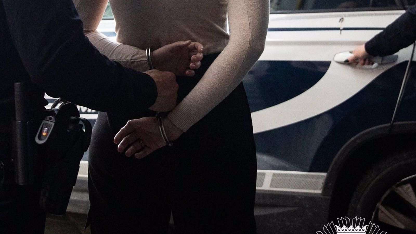 Detenidas en Madrid dos mujeres por ocultar droga en el parabrisas de su coche