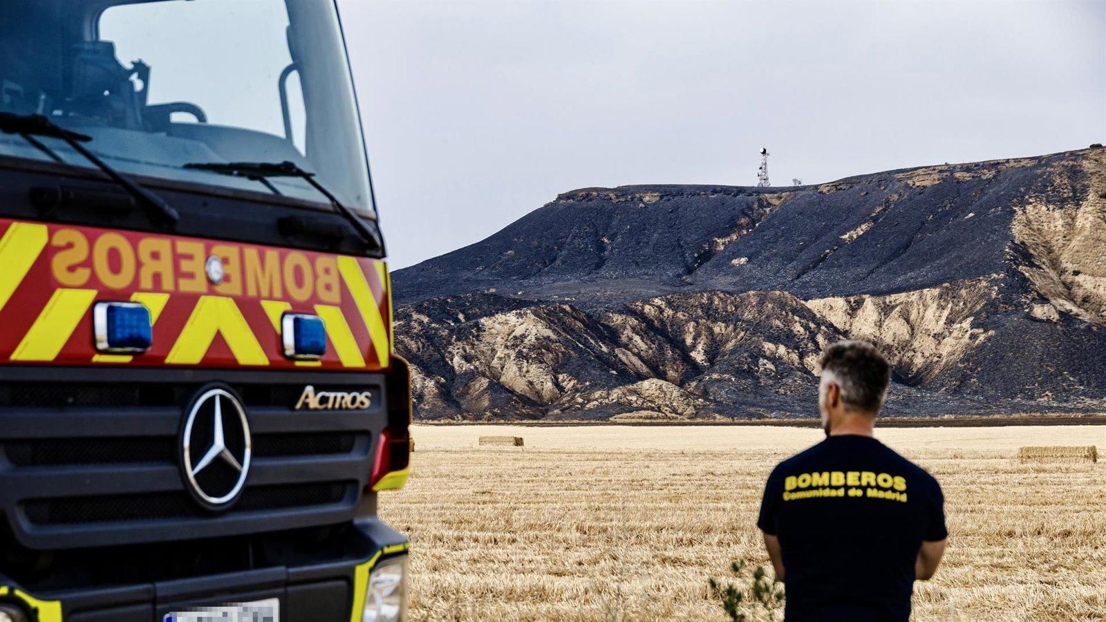 El incendio de pasto queda controlado cerca de una nave industrial en Alcalá de Henares