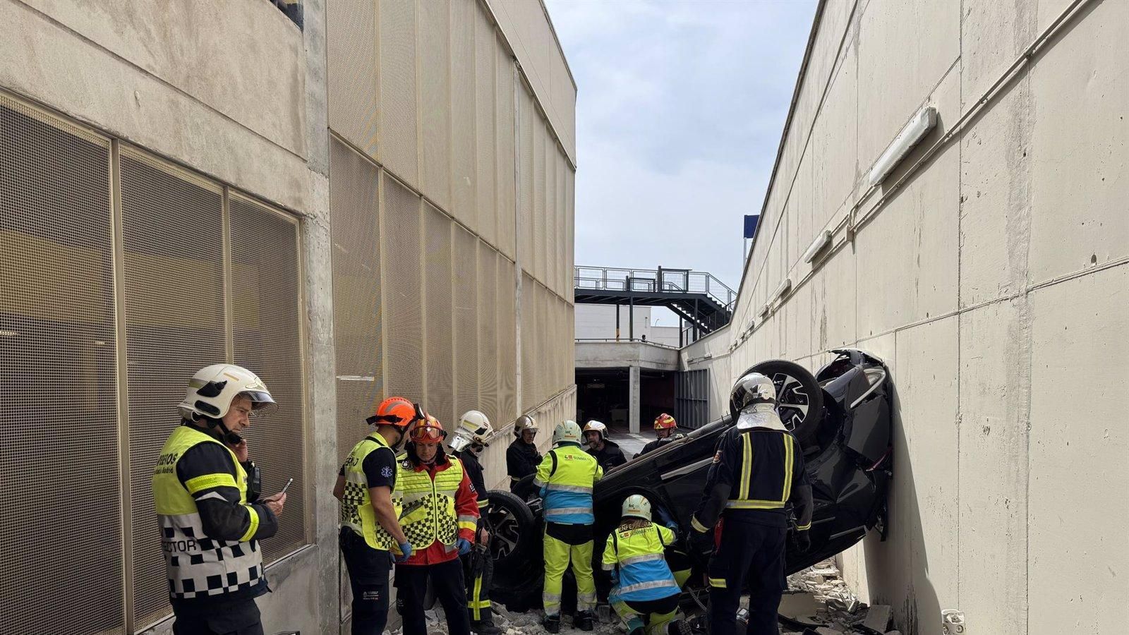 Rescatan a una mujer atrapada tras caer con su coche desde ocho metros en Majadahonda