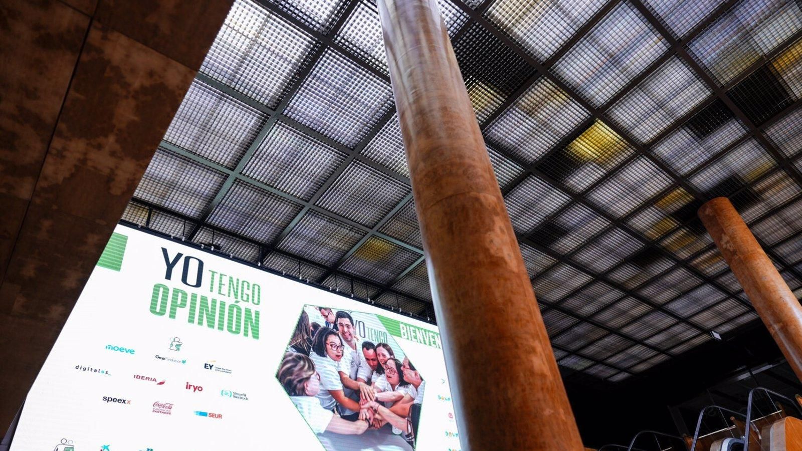 El alcalde de Madrid entrega los premios de la liga de debate para jóvenes con discapacidad intelectual