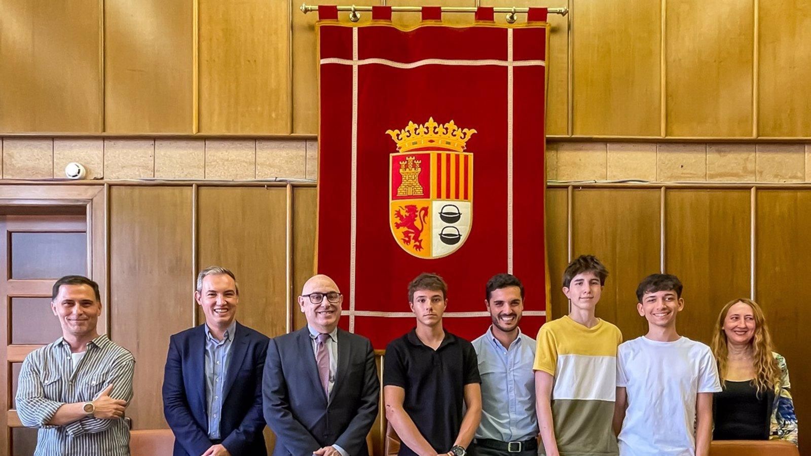 Los estudiantes del IES Luis de Góngora donan documentos históricos al Archivo de Torrejón