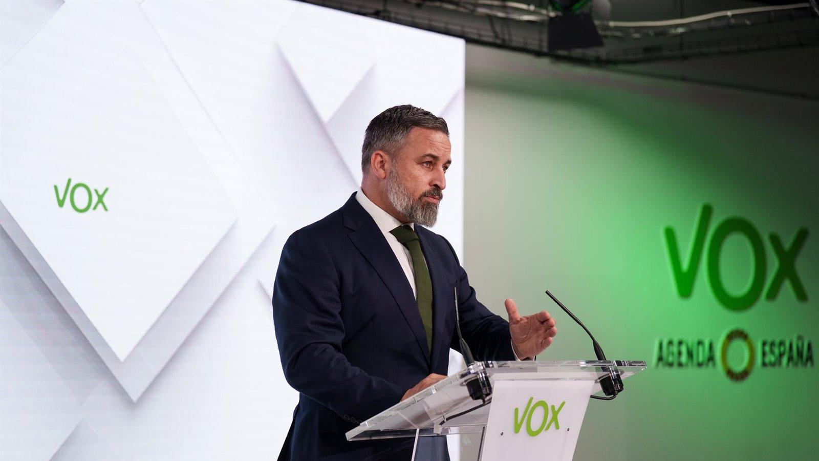 Vox mantiene una deuda de 1,4 millones con el banco húngaro MBH y dona dos millones a Disenso