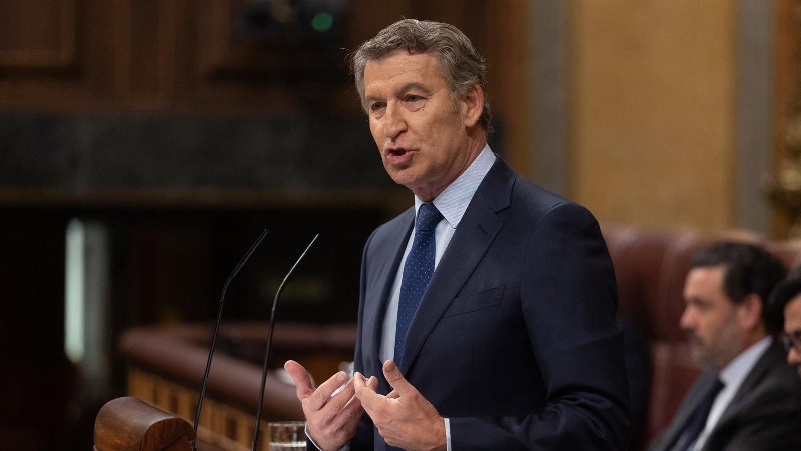 Feijóo respalda la investigación a Montoro y marca distancia con el PSOE: 