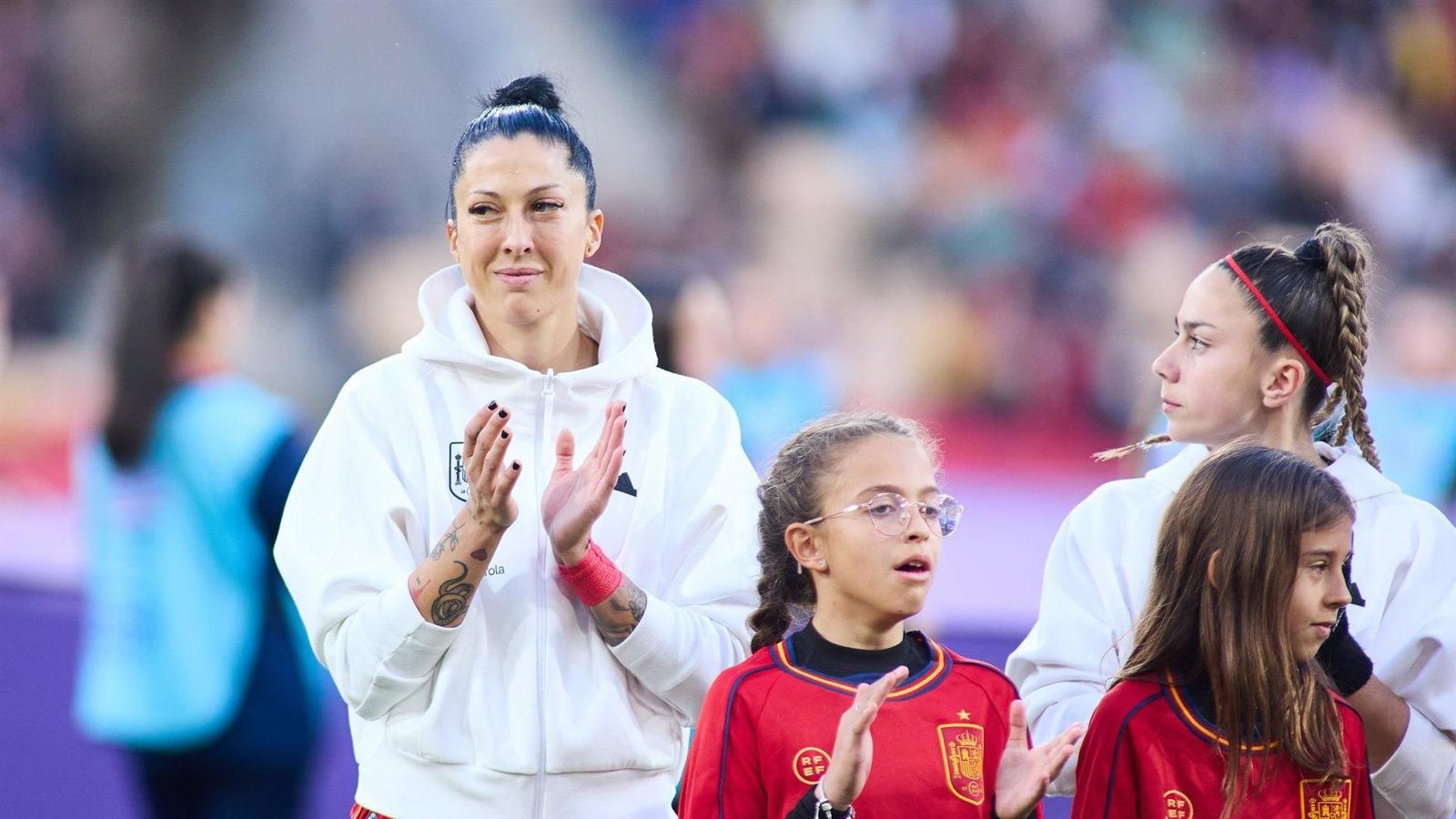 Jenni Hermoso muestra su apoyo a sus compañeras pero recuerda heridas pasadas