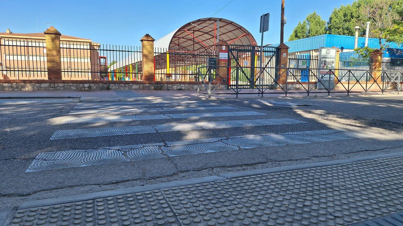 Alcalá refuerza la seguridad vial en doce colegios mejorando la señalización