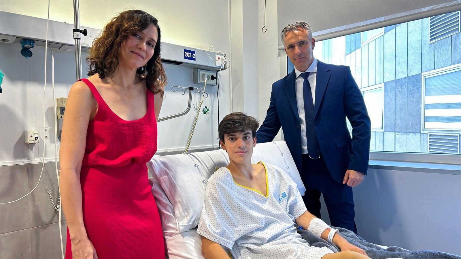 Ayuso y Novillo visitan al joven torero herido tras una grave cornada en Valdetorres de Jarama