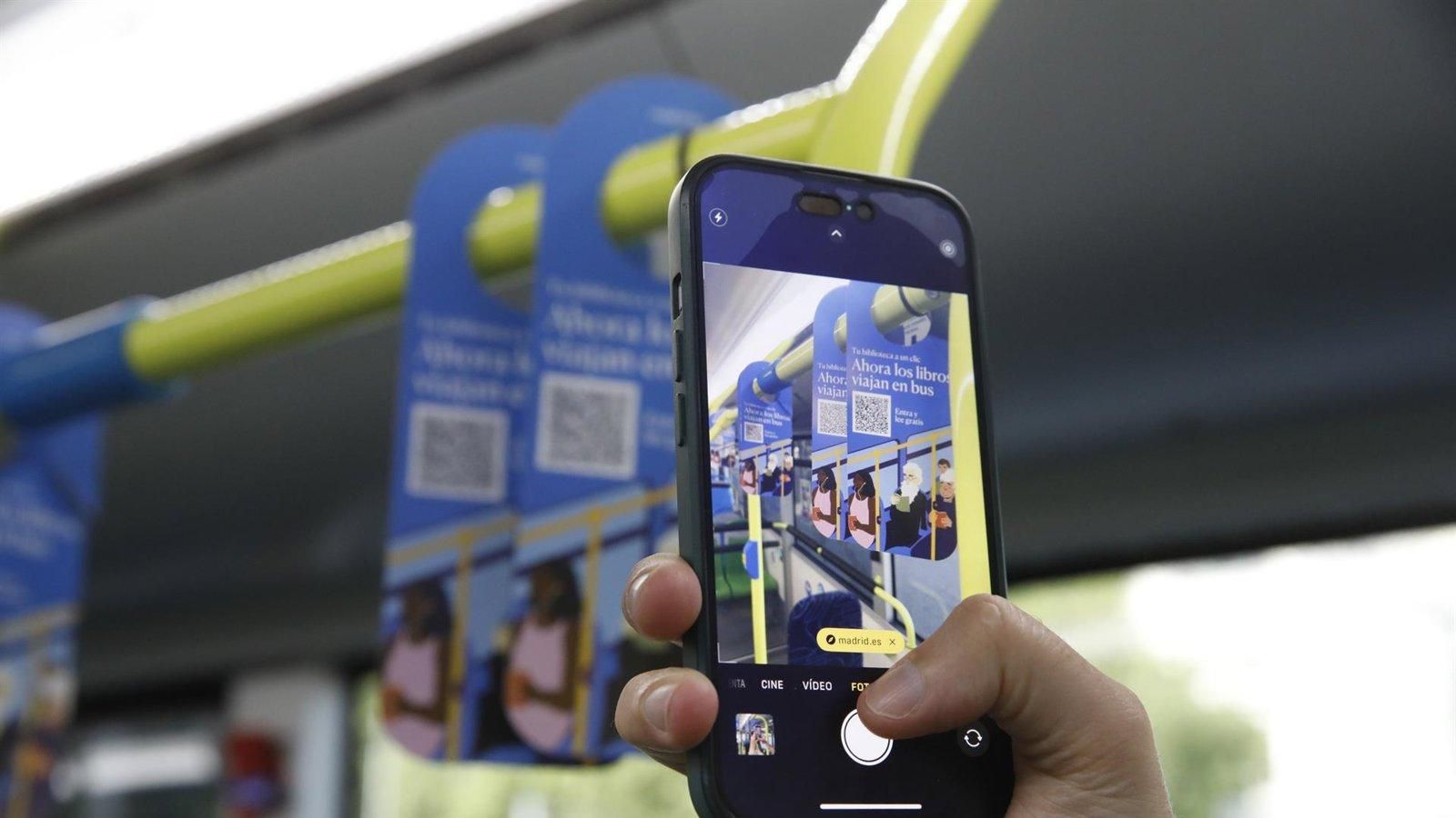 La lectura digital se sube al autobús con la campaña “Tu biblioteca a un clic”