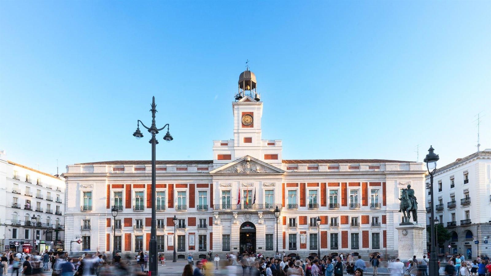 Una lona cubrirá cuatro meses la fachada de la Real Casa de Correos para su restauración