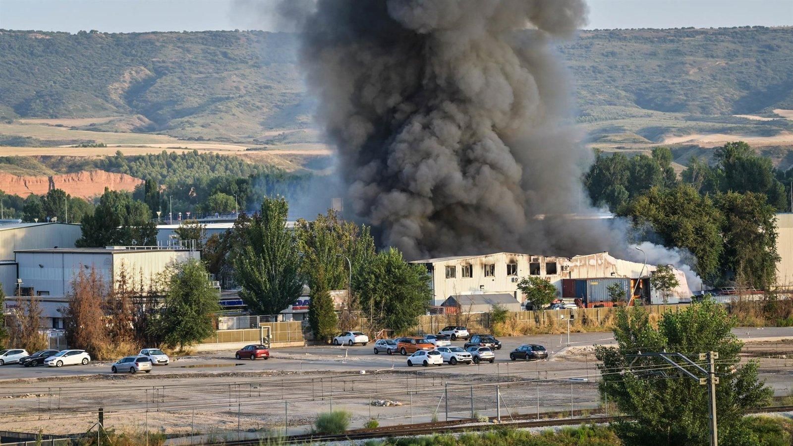 El 112 levanta las recomendaciones para Alcalá y Meco tras el incendio en Azuqueca
