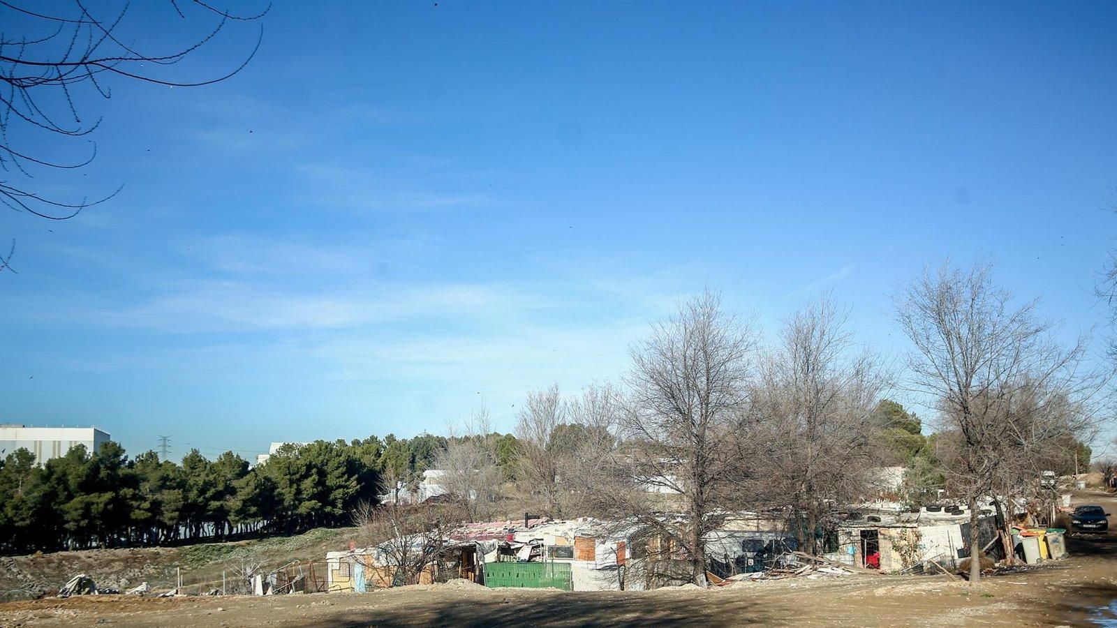 Un incendio provoca el desalojo de chabolas en el Sector 6 de la Cañada Real