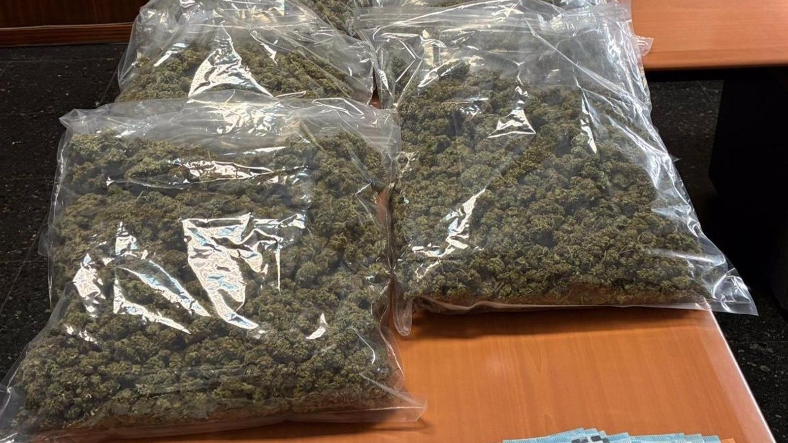 Detenidos en Moratalaz con diez kilos de marihuana tras huir en coche de lujo y chocar con un autobús