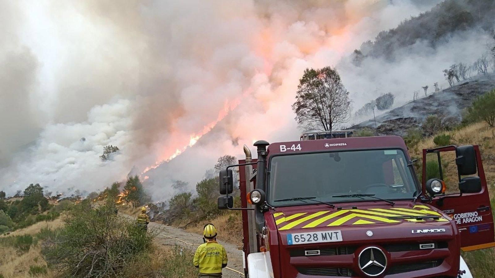Fallece un bombero y otro resulta herido tras volcar un camión en Espinoso de Compludo (León)